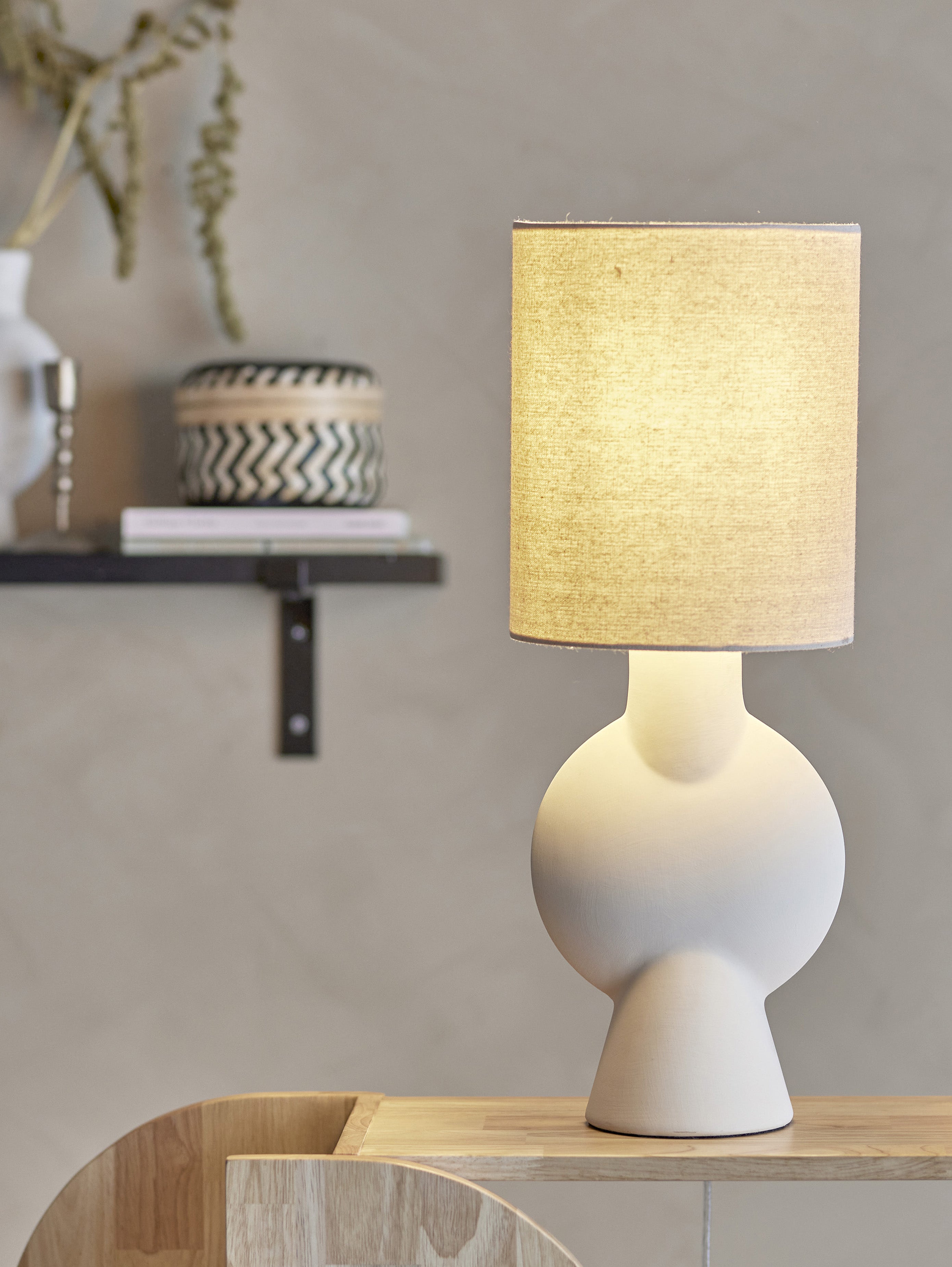 Sergio lampada da tavolo con base in gres Stoneware Bianco e paralume in lino - divani.store