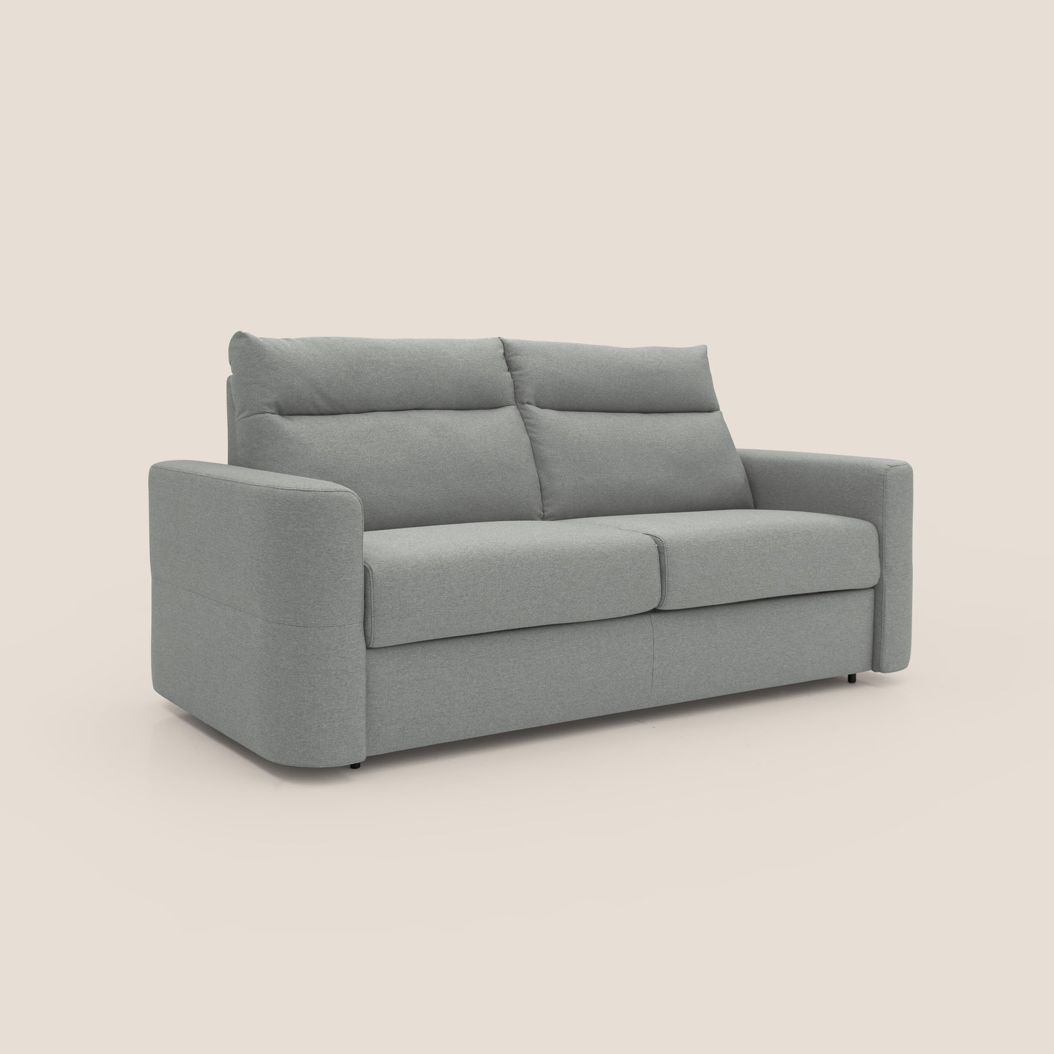 Il divano letto Cupido 202 cm (mat.140x197 cm) di Divani.Store sfoggia uno stile contemporaneo con il suo design moderno grigio chiaro e il tessuto morbido e impermeabile simile al cotone. Il divano presenta cuscini di schienale soffici e braccioli ampi e imbottiti, su uno sfondo bianco sporco, che riflette la sua inconfondibile artigianalità minimalista italiana.