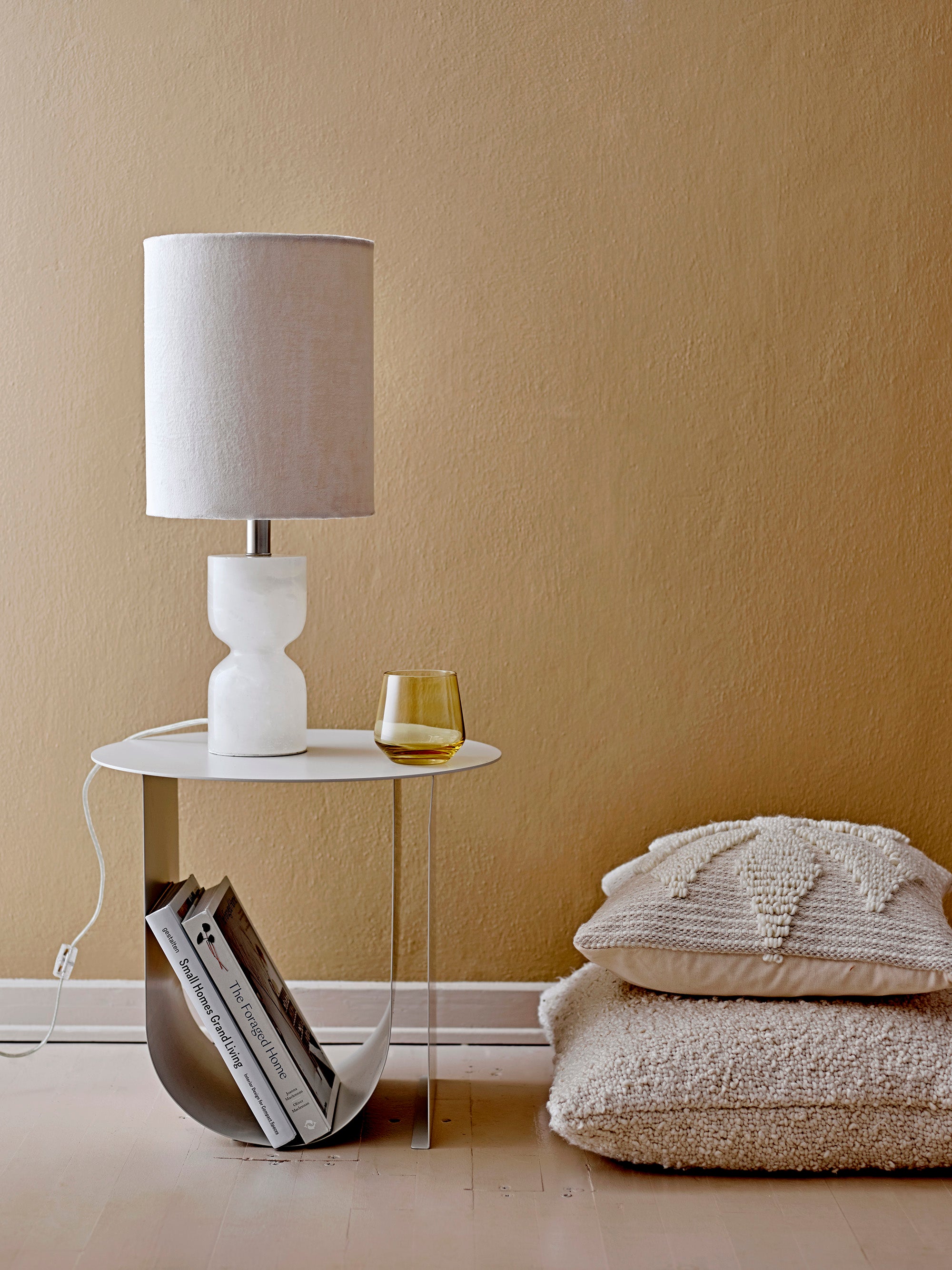 Cher tavolino scandinavo in metallo con spazio portariviste grigio chiaro - divani.store