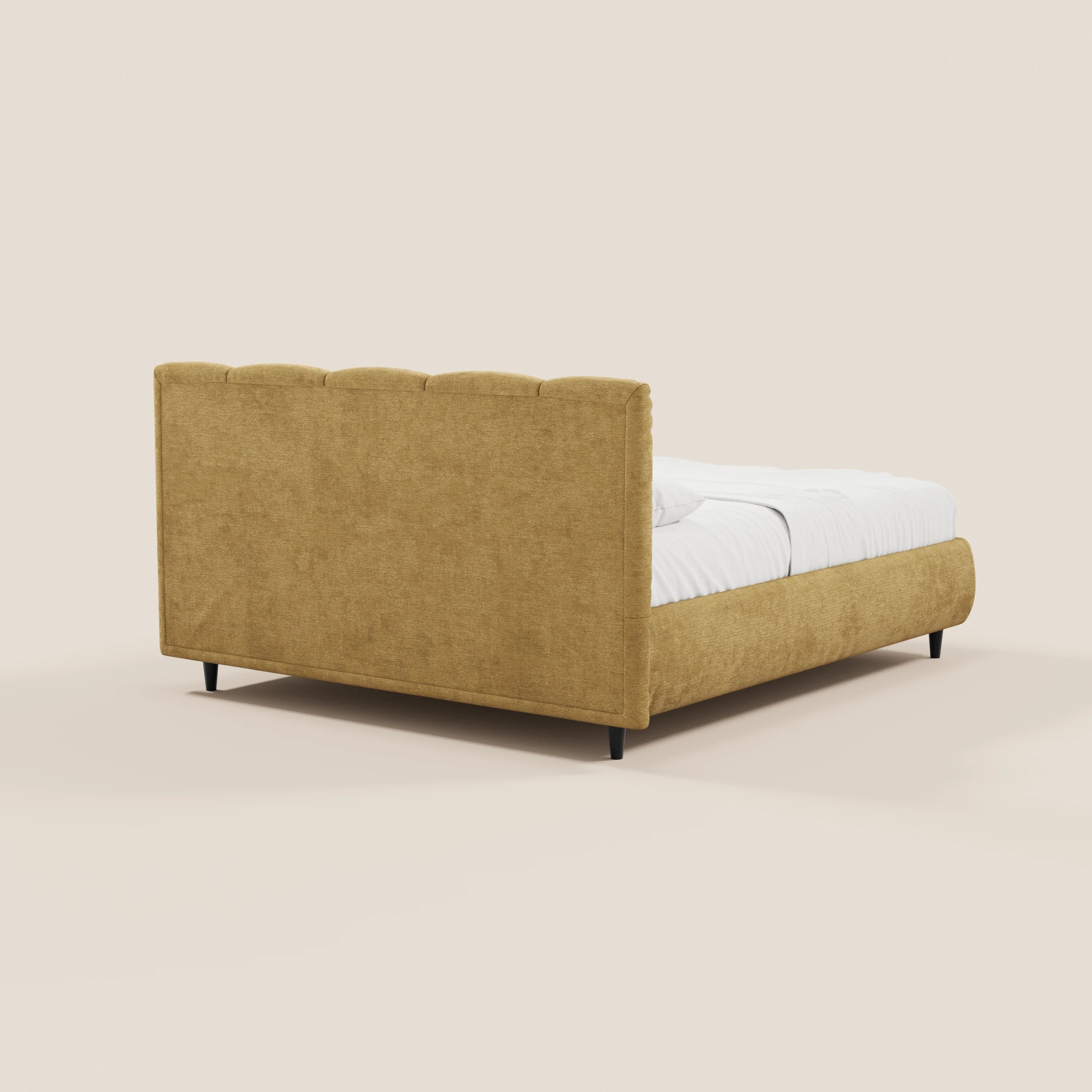 Il letto imbottito ARKAM di Letti.store è caratterizzato da un tessuto giallo senape certificato Oeko-Tex®, una testiera alta con cuciture verticali, una pediera bassa, gambe corte nere e biancheria da letto bianca in stile shabby chic — raffigurato di retro su uno sfondo chiaro e semplice.