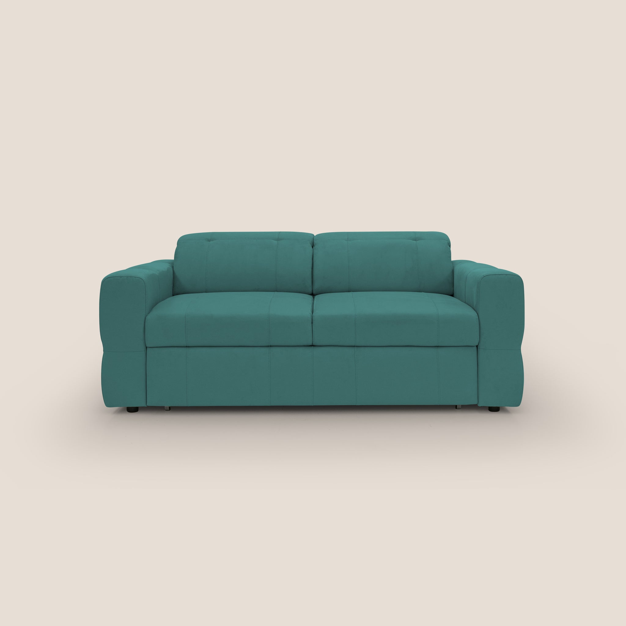 Un Divano con pouf estraibile Kronos color verde acqua di Divani.Store è appoggiato su uno sfondo beige, esibendo il suo design moderno con cuscini piatti e braccioli larghi. Il suo tessuto liscio e il posizionamento centrale evidenziano magnificamente la sua eleganza simmetrica.