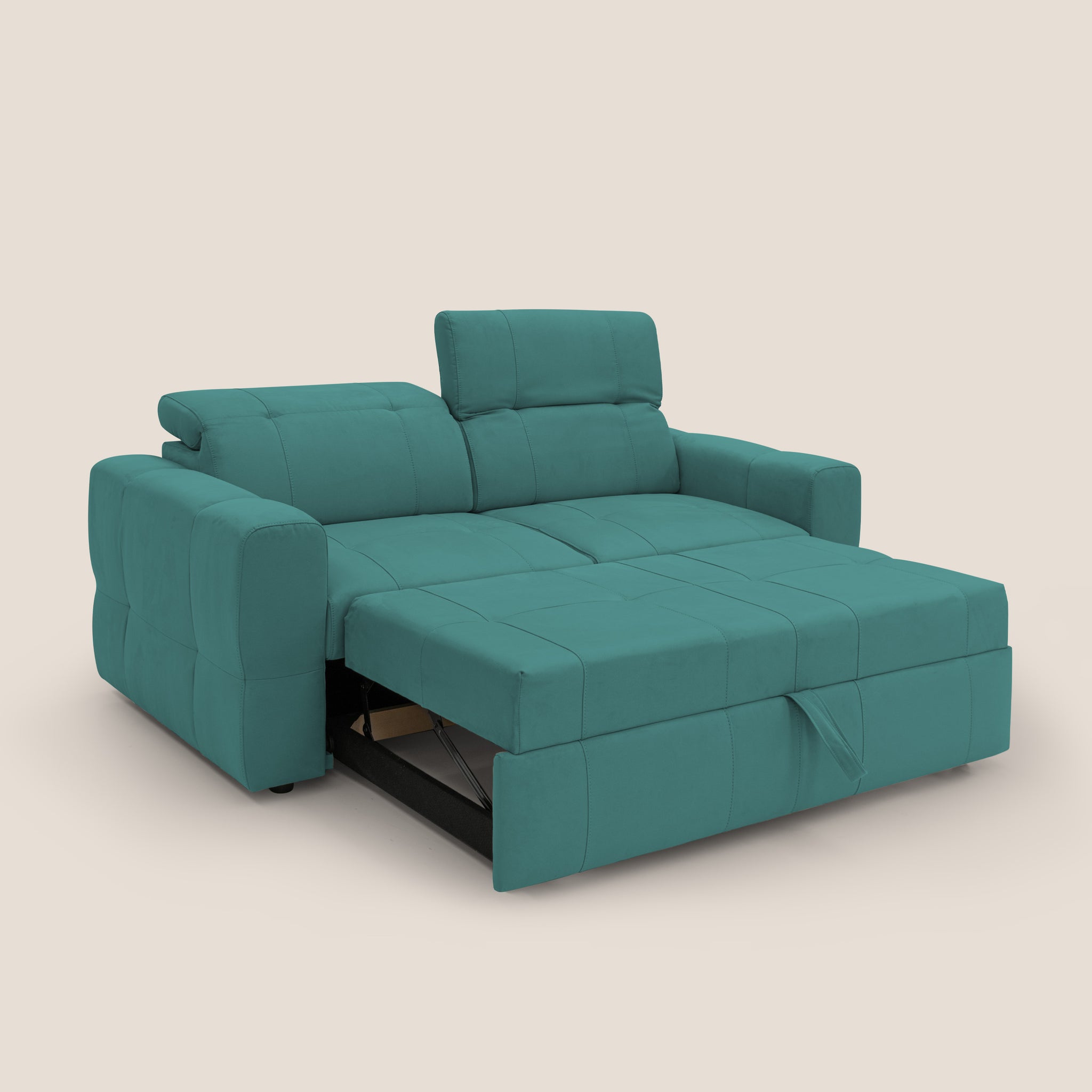 Un moderno divano componibile color verde acqua, il Kronos Divano di Divani.Store, si trasforma senza sforzo in un letto. Il suo design a basso profilo include una sezione letto parzialmente estratta, poggiatesta regolabili e morbidi cuscini in microfibra T11 resistente all'acqua. Su uno sfondo neutro, questo divano mette in risalto il suo elegante stile contemporaneo con comfort personalizzato.