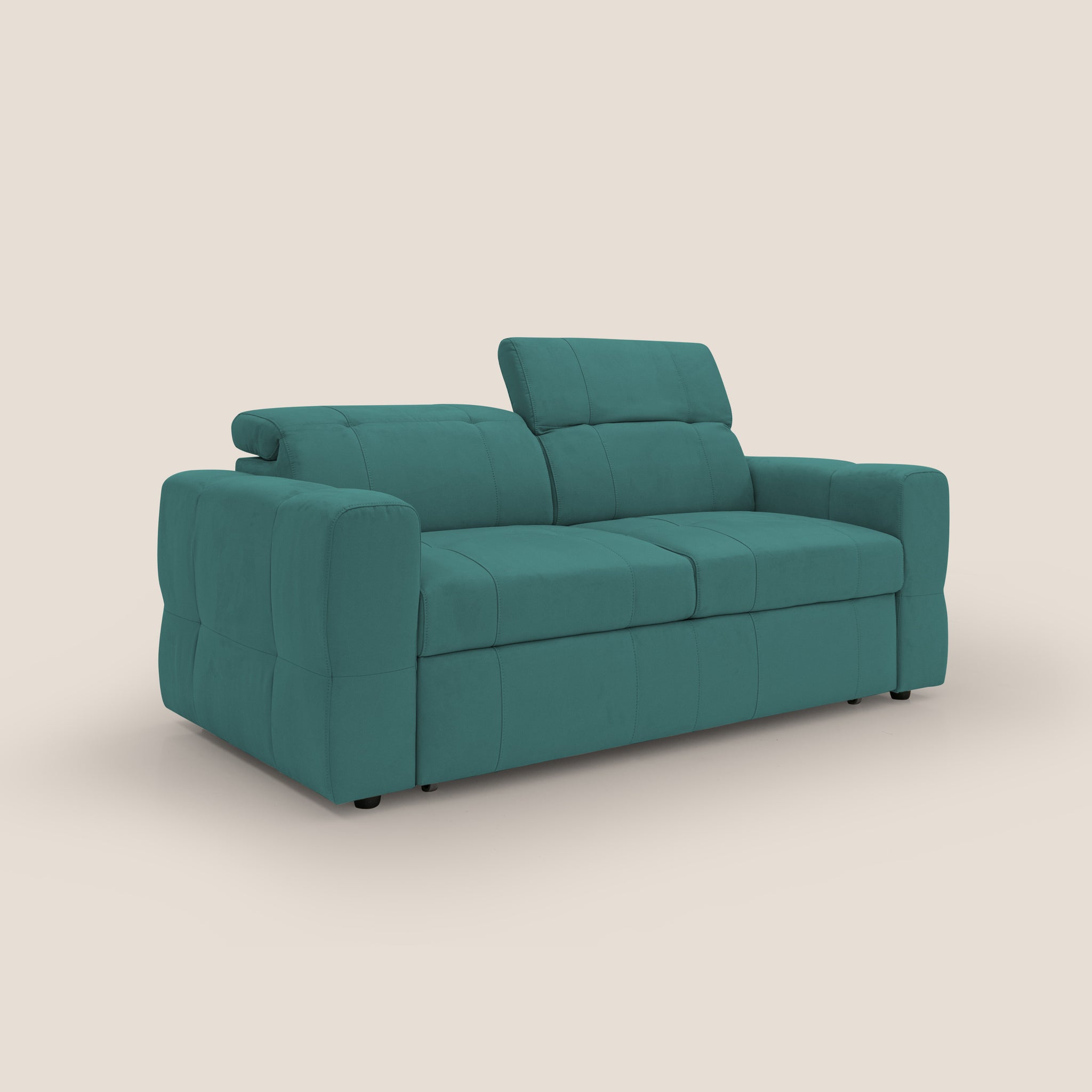 Un moderno divano Kronos color verde acqua con pouf estraibile di Divani.Store, su uno sfondo beige chiaro. Questo divano è dotato di due schienali regolabili in elegante microfibra impermeabile imbottita per il massimo comfort e uno stile contemporaneo, sorretti da piccole gambe scure leggermente visibili.