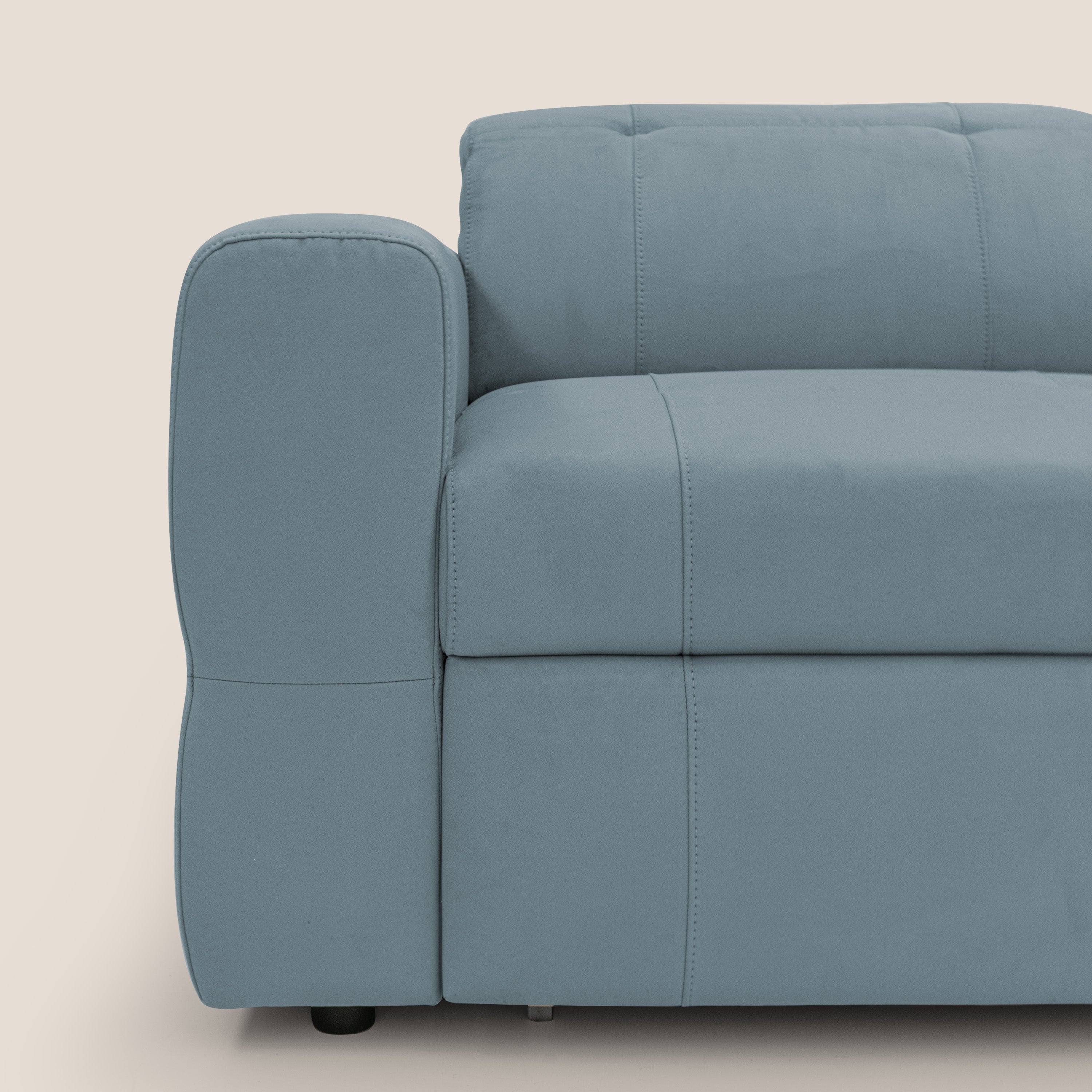 Kronos Divano angolare con pouf estraibile e penisola contenitore in microfibra impermeabile T11 carta da zucchero - divani.store