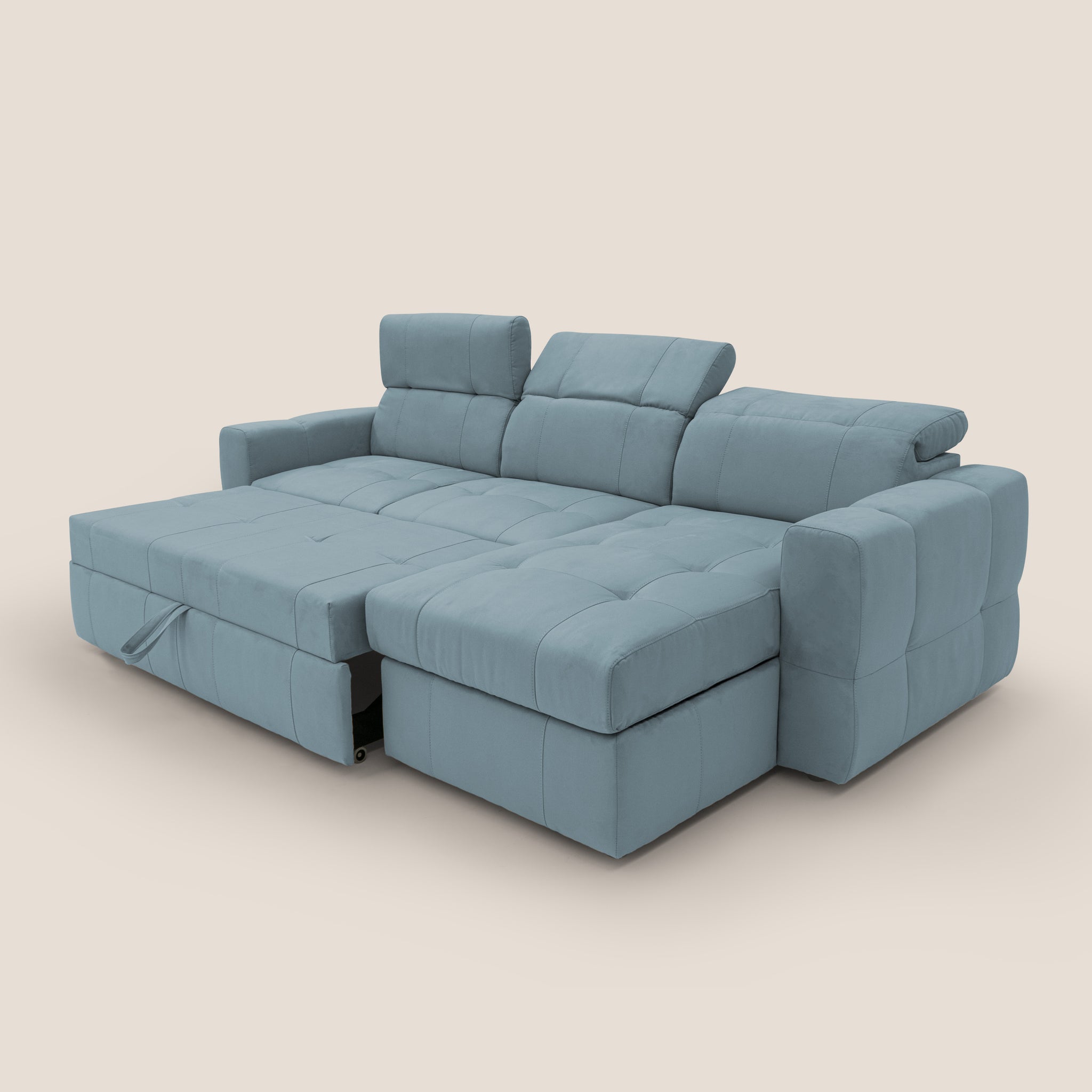 Un divano angolare con pouf estraibile e penisola contenitore Kronos contemporaneo in azzurro è esposto su uno sfondo neutro. Realizzato in Italia da Divani.Store, questo divano include una chaise longue sinistra con poggiapiedi esteso, cuscini di seduta trapuntati e braccioli morbidi. È dotato di poggiatesta regolabili e rivestimento morbido e vellutato in microfibra impermeabile T11.