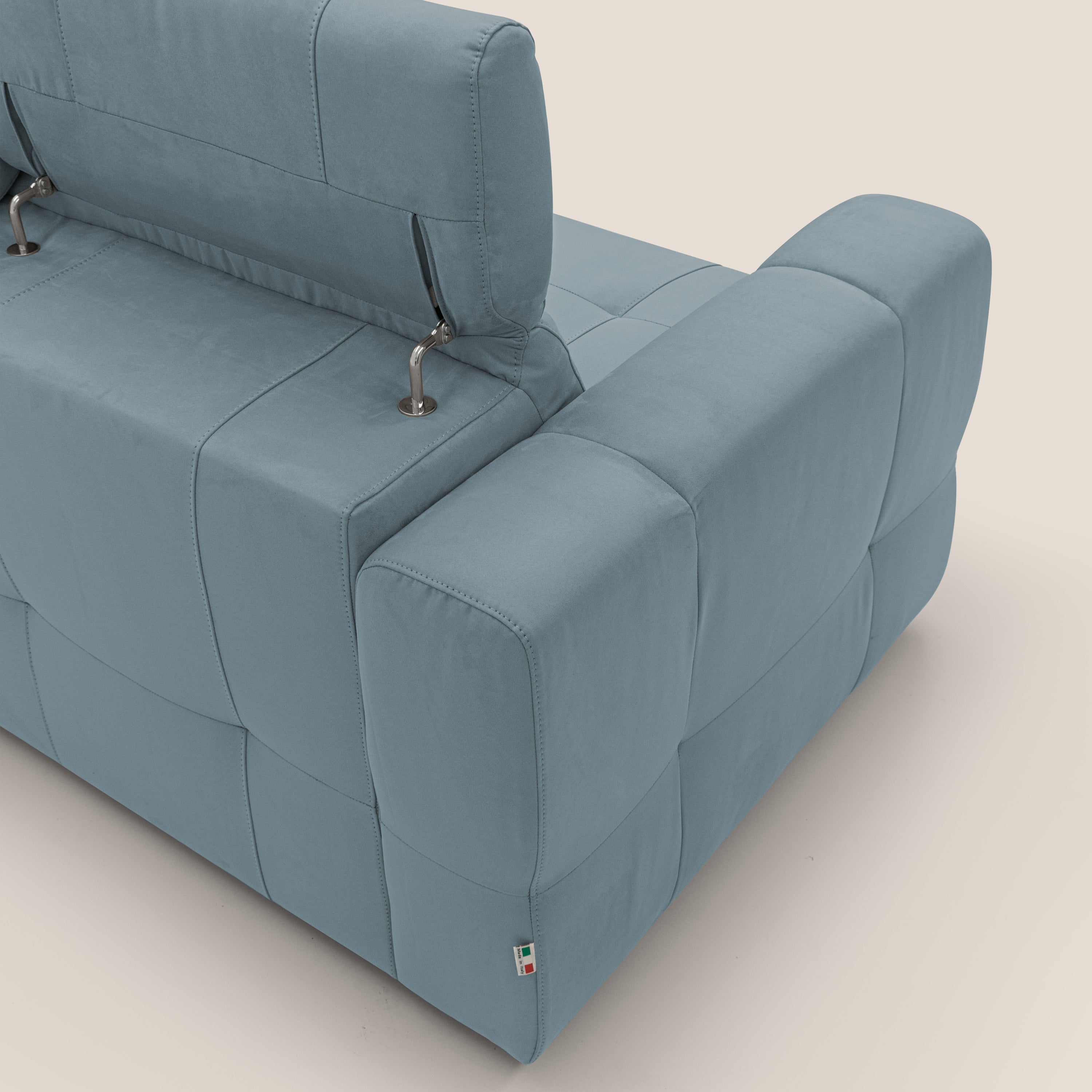 Kronos Divano angolare con pouf estraibile e penisola contenitore in microfibra impermeabile T11 carta da zucchero - divani.store