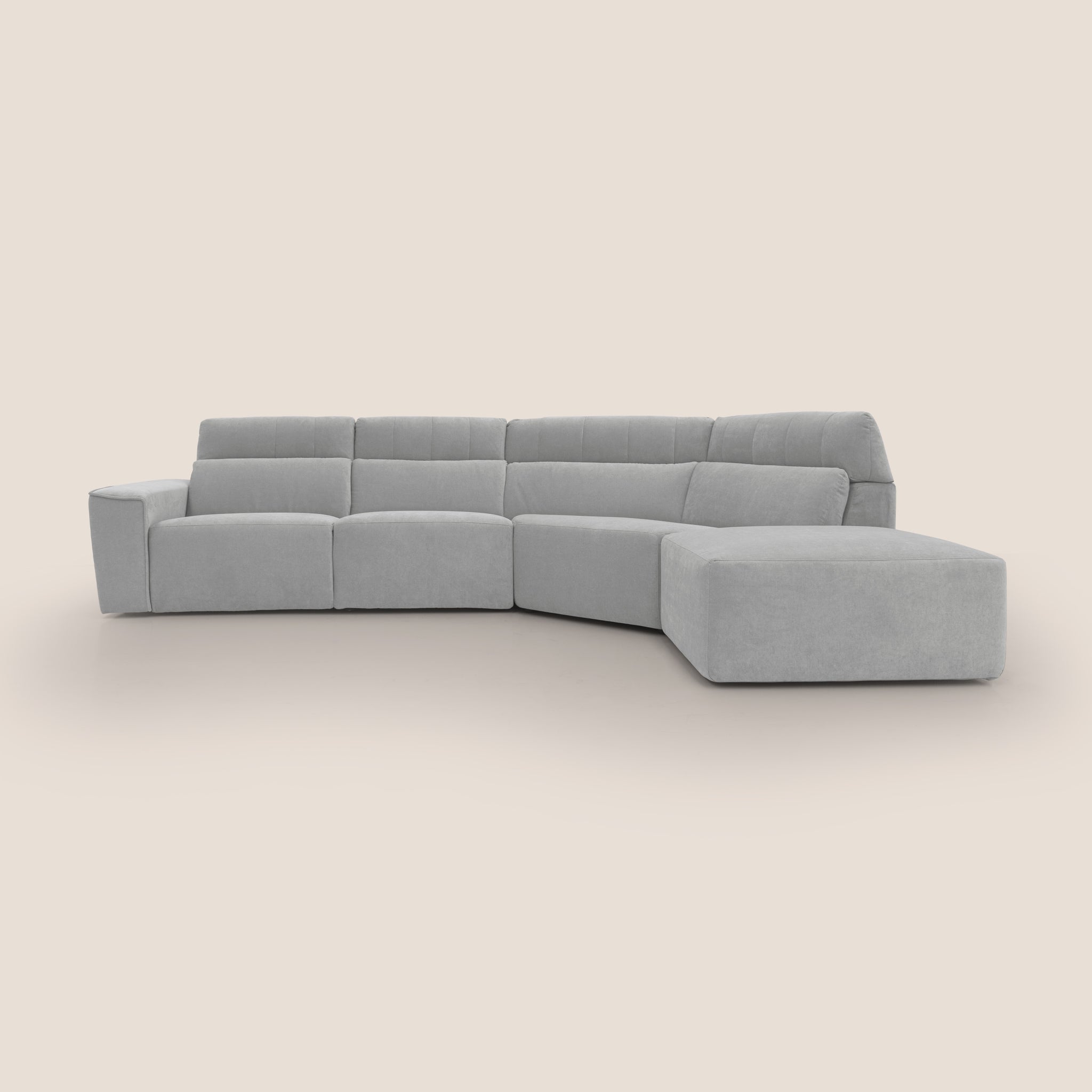 Un divano componibile Clark contemporaneo di Divani.Store, rivestito in tessuto antimacchia e impermeabile T17 GRIGIO, è posizionato su uno sfondo neutro. Questo divano angolare presenta un design minimalista con tre sedute imbottite sulla sinistra e due segmenti estensibili sulla destra, che formano una L con una chaise longue all'estrema destra.