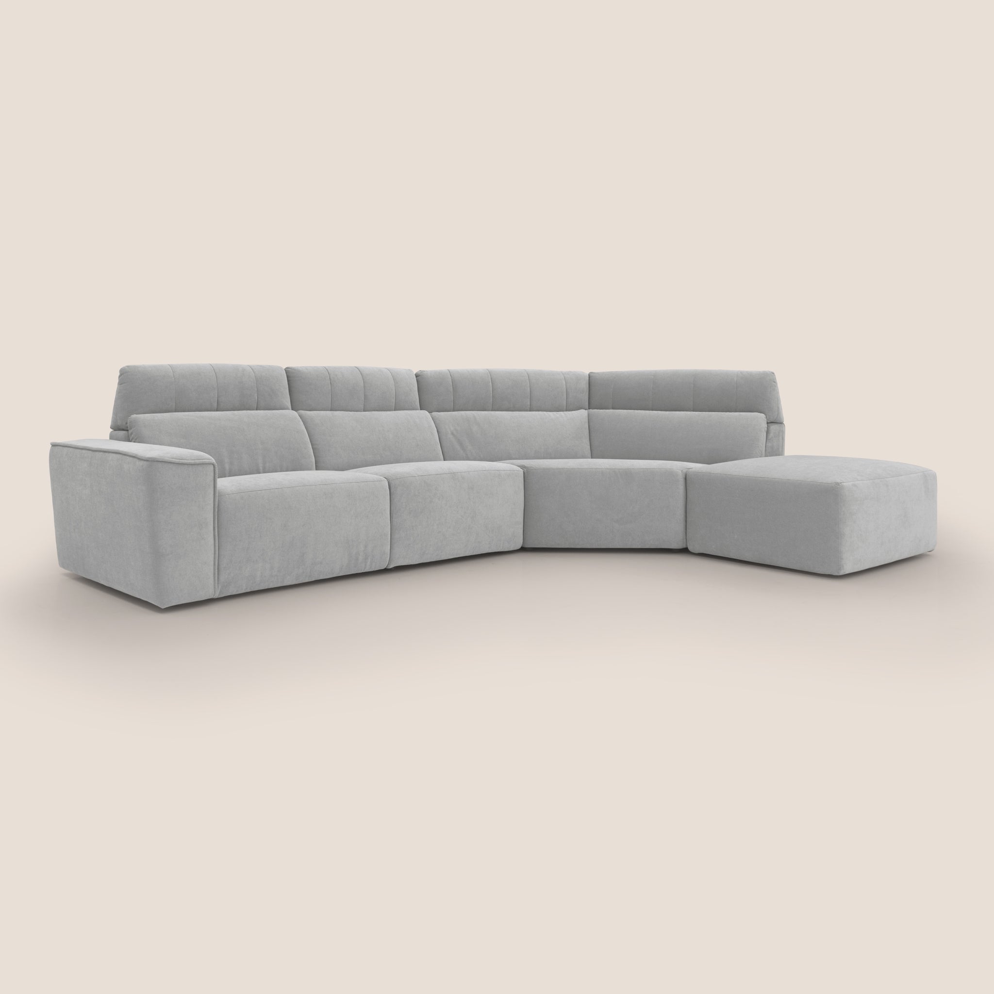 Ecco il divano angolare con relax elettrico Clark di Divani.Store, con rivestimento morbido e impermeabile in tessuto smacchiabile T17 grigio. Questo divano componibile a L offre ampie sedute imbottite con chaise longue sul lato destro. Il design moderno del divano modulare include braccioli squadrati e sottili motivi di cucitura sugli schienali su uno sfondo grigio chiaro.