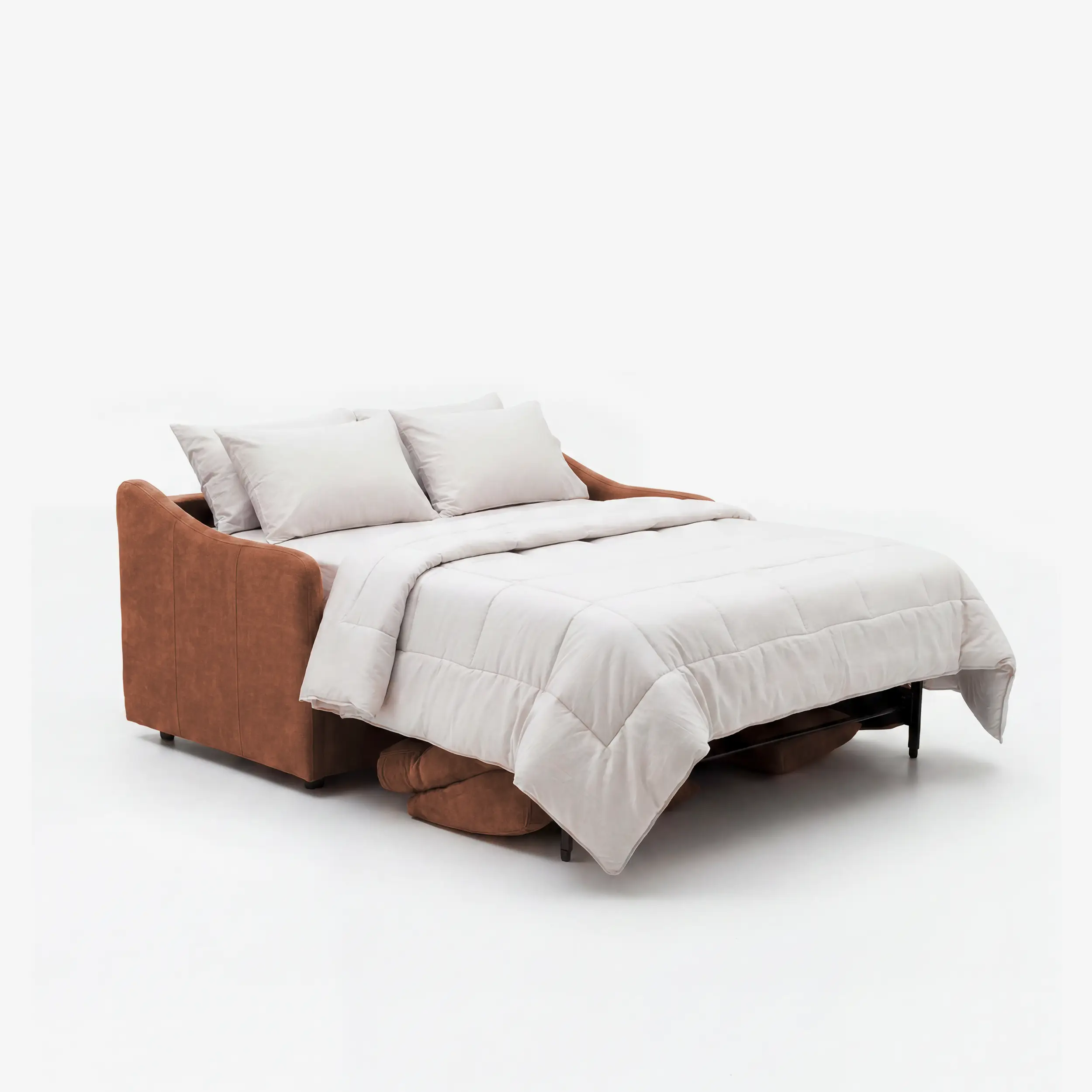 Il divano letto a 3 posti Lodovico di Divani.Store è realizzato in tessuto Oeko-Tex color ruggine e resistente alle macchie e presenta un materasso ALTO da 20 cm (140x195), completamente aperto, con un piumone grigio chiaro, due cuscini e un portaganciali, ed è raffigurato su uno sfondo bianco.