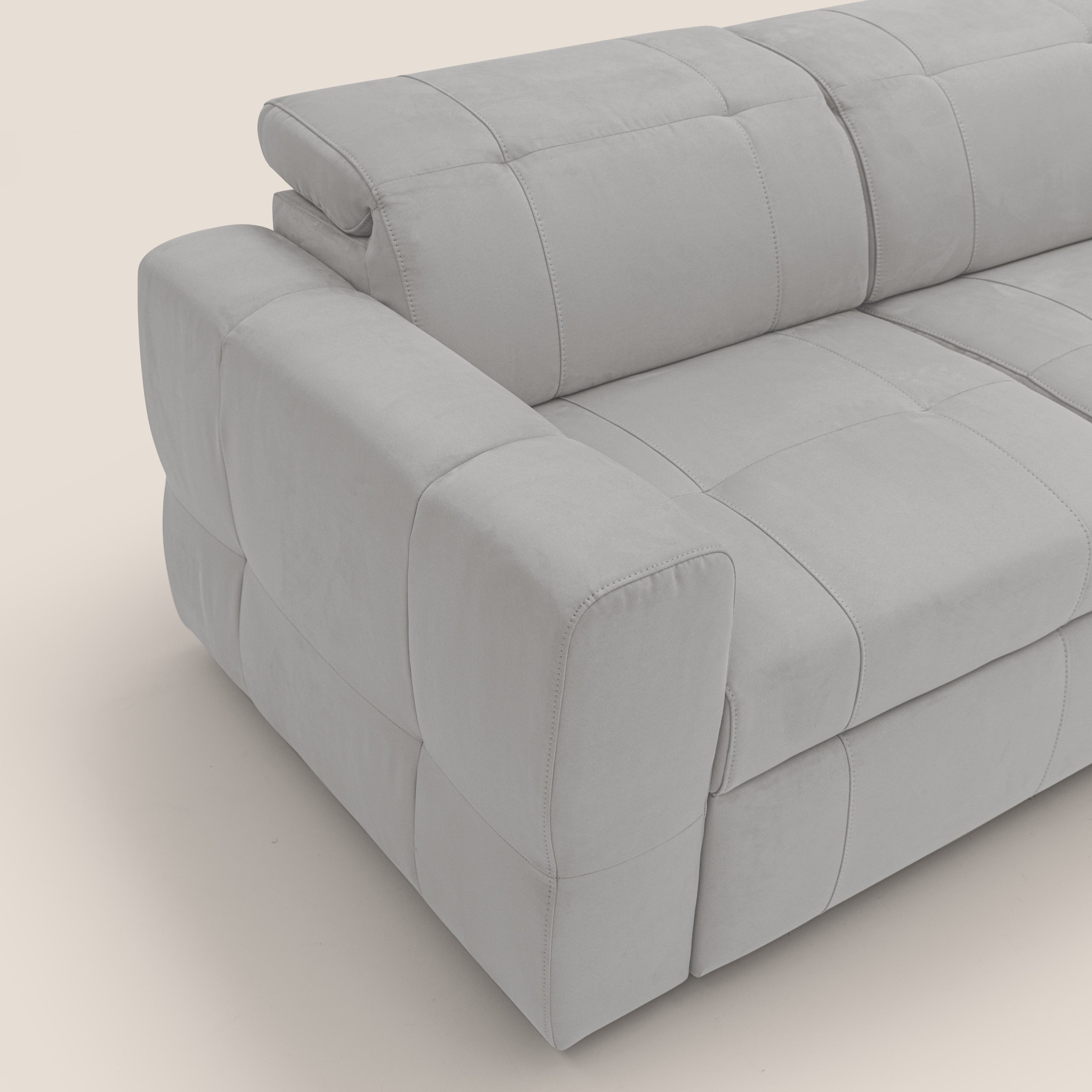 Kronos Divano con pouf estraibile poggiapiedi e poggiatesta reclinabili in morbida microfibra impermeabile T11 grigio chiaro - divani.store