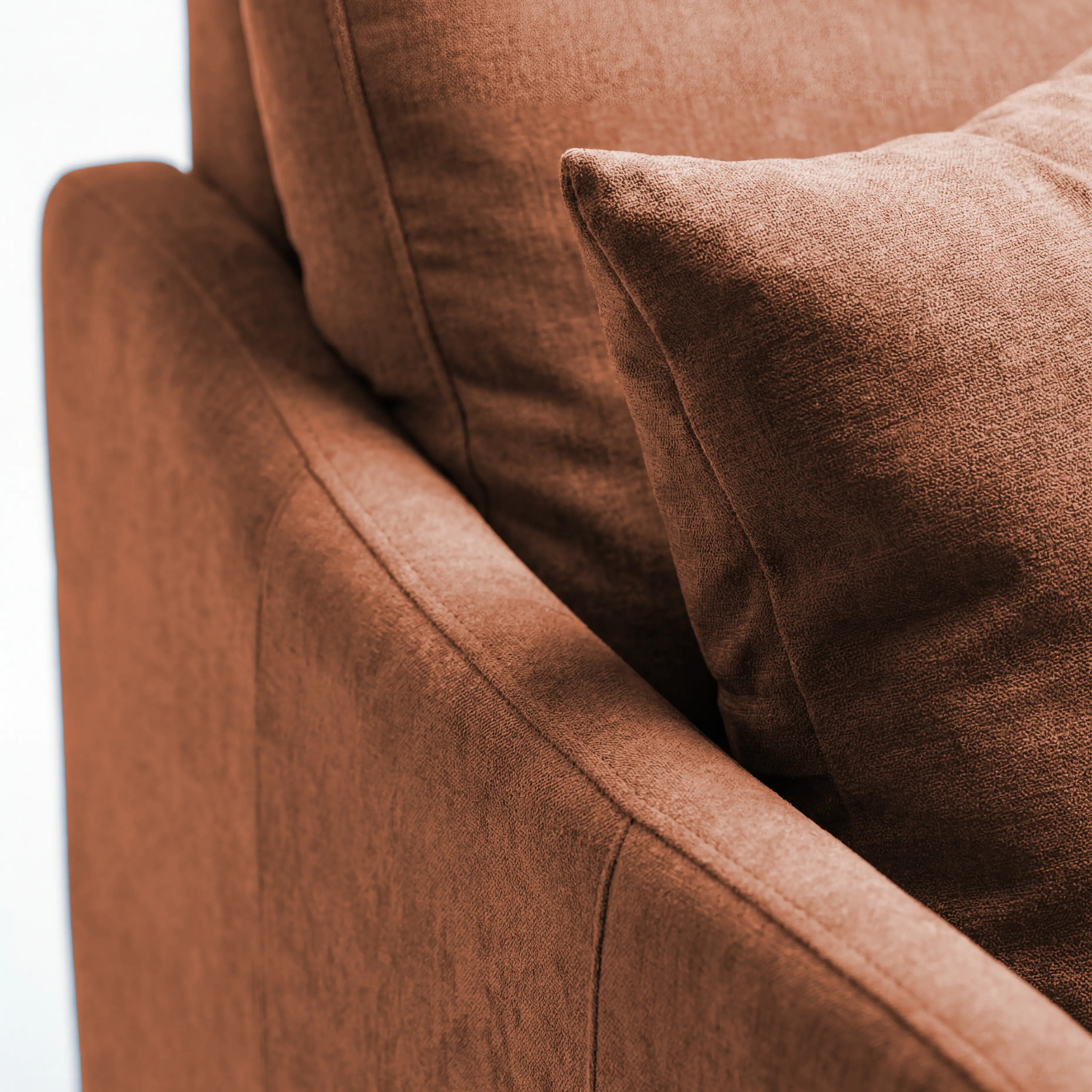 Primo piano del divano letto a 3 posti Lodovico di Divani.Store, rivestito in morbido tessuto marrone certificato Oeko-Tex e resistente alle macchie. Le linee essenziali e il materasso da 140x195 cm con un’altezza di 20 cm lo rendono perfetto per rilassarsi o accogliere gli ospiti.