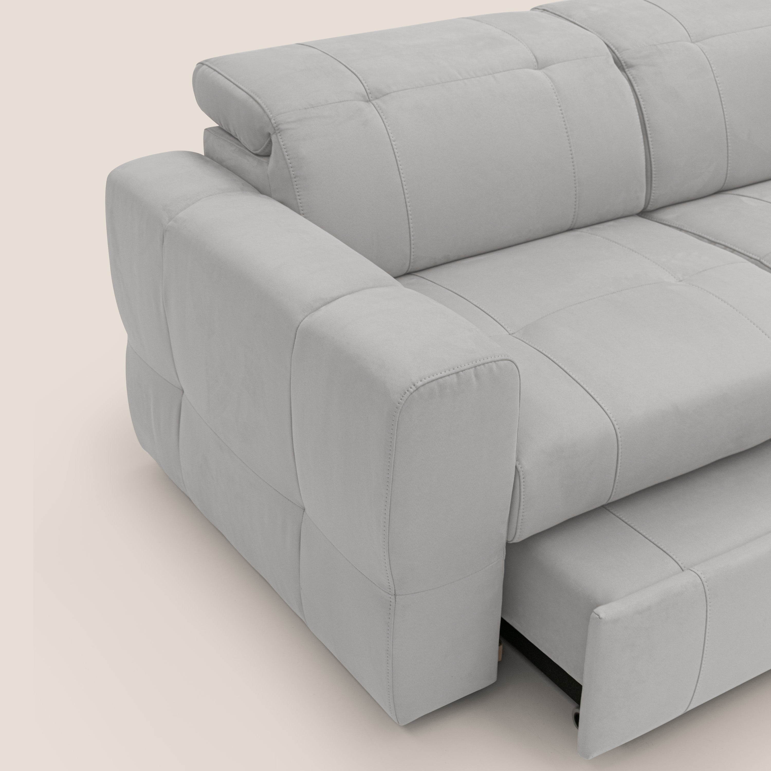 Kronos Divano con pouf estraibile poggiapiedi e poggiatesta reclinabili in morbida microfibra impermeabile T11 grigio chiaro - divani.store