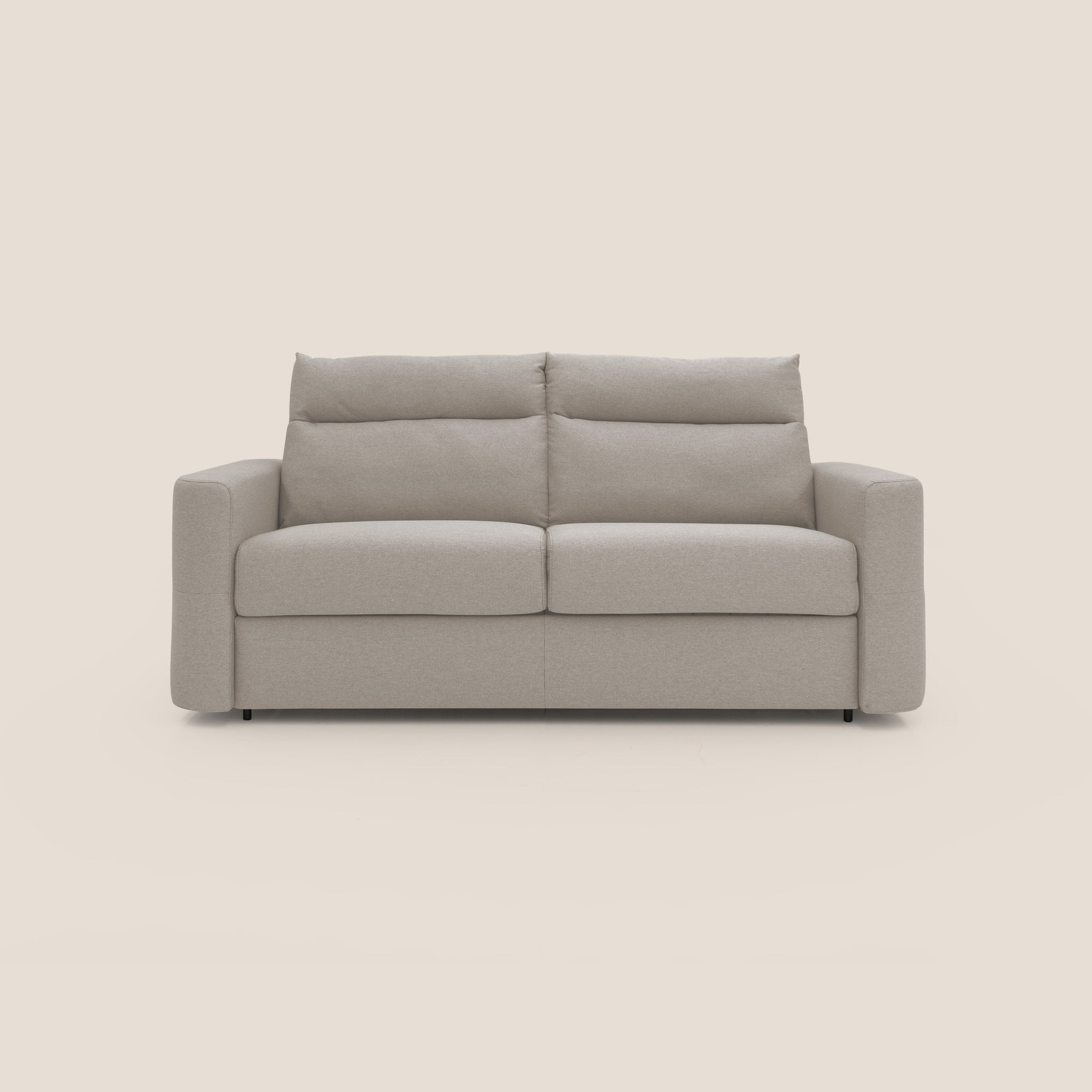 Un divano moderno di Divani.Store, il Cupido Divano letto materasso H18 cm e schienale alto in tessuto impermeabile simil cotone T13, è esposto su uno sfondo beige semplice. Realizzato in Italia, questo pezzo grigio chiaro presenta un design a due posti imbottito con ampi braccioli e uno schienale morbido, che offre comfort e semplicità. Il suo stile minimalista è ideale per spazi interni contemporanei.