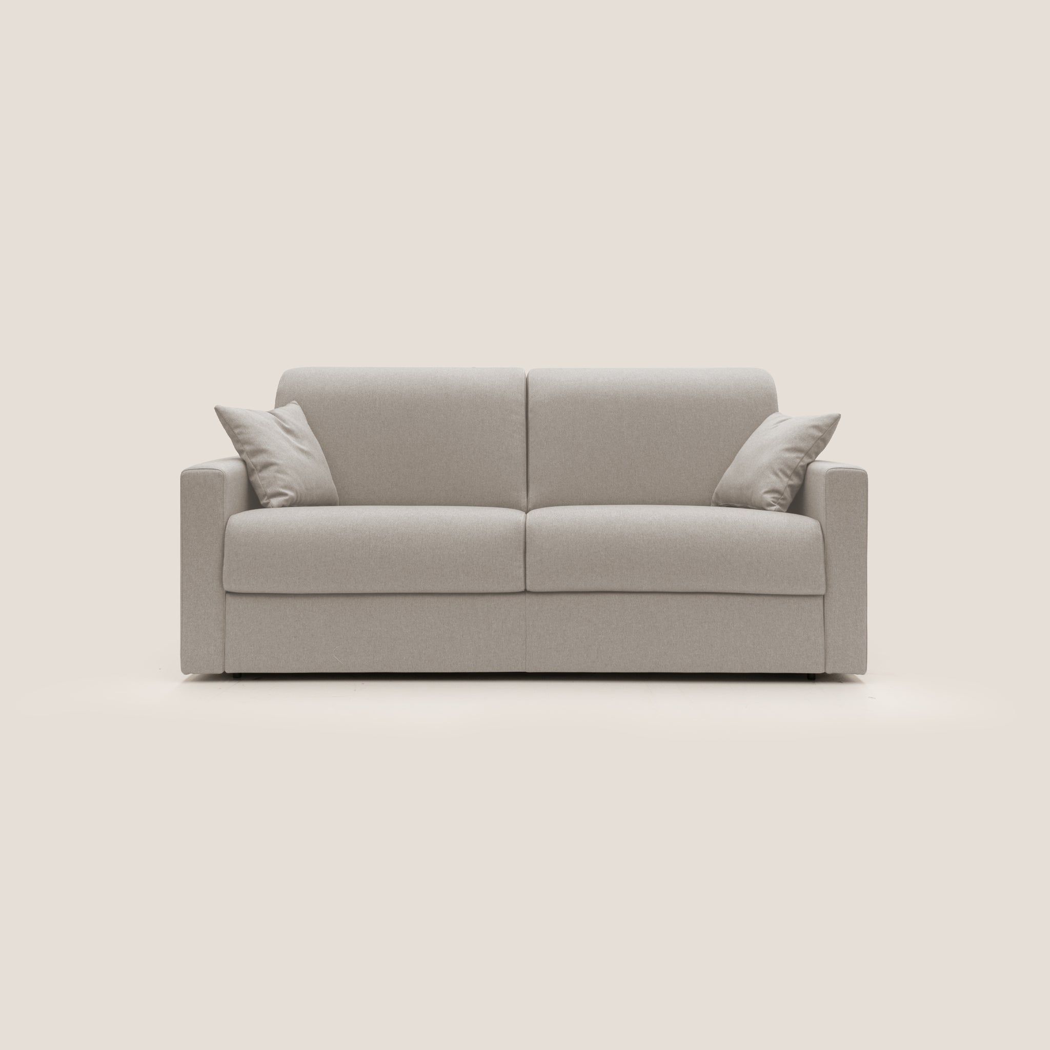 Un elegante Chris Divano letto di Divani.Store nel colore panna presenta un design dalle linee pulite con due cuscini abbinati, su uno sfondo chiaro e semplice. Questo pezzo minimalista include un sistema a ribalta, braccioli robusti e uno schienale leggermente reclinato, offrendo sia funzionalità che un'estetica contemporanea equilibrata. Il divano misura 186 cm con un materasso di 140x197 cm ed è realizzato in tessuto impermeabile T13.