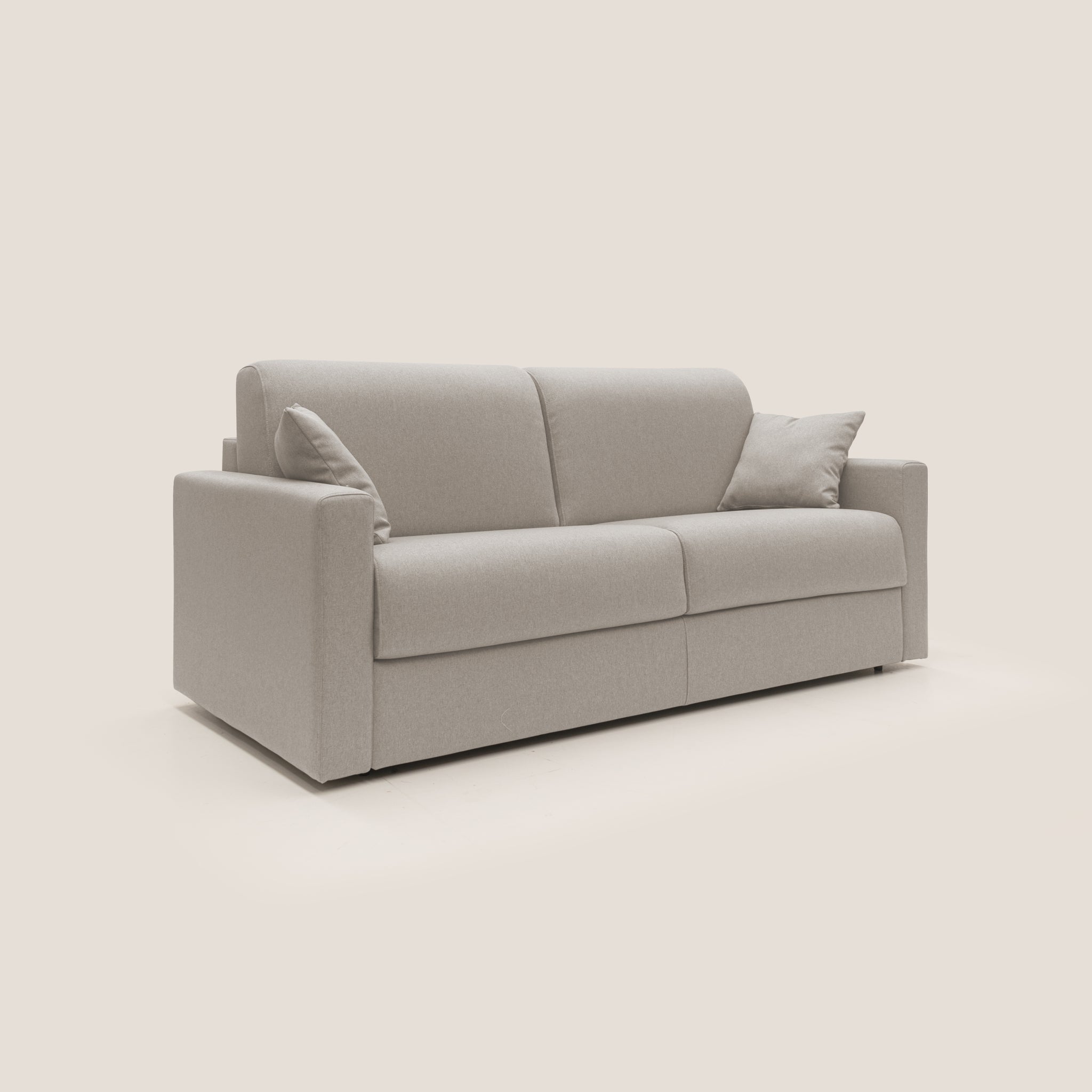 Il Divano letto Chris di Divani.Store è presentato su uno sfondo chiaro, che ne esalta il design minimalista con una forma squadrata ed elegante. Questo versatile divano letto, rivestito in tessuto impermeabile color PANNA (misura 186 cm con materasso 140x197 cm), include due cuscini rettangolari per seduta e schienale. È completo di cuscini quadrati abbinati e braccioli dritti per un tocco elegante e funzionale.