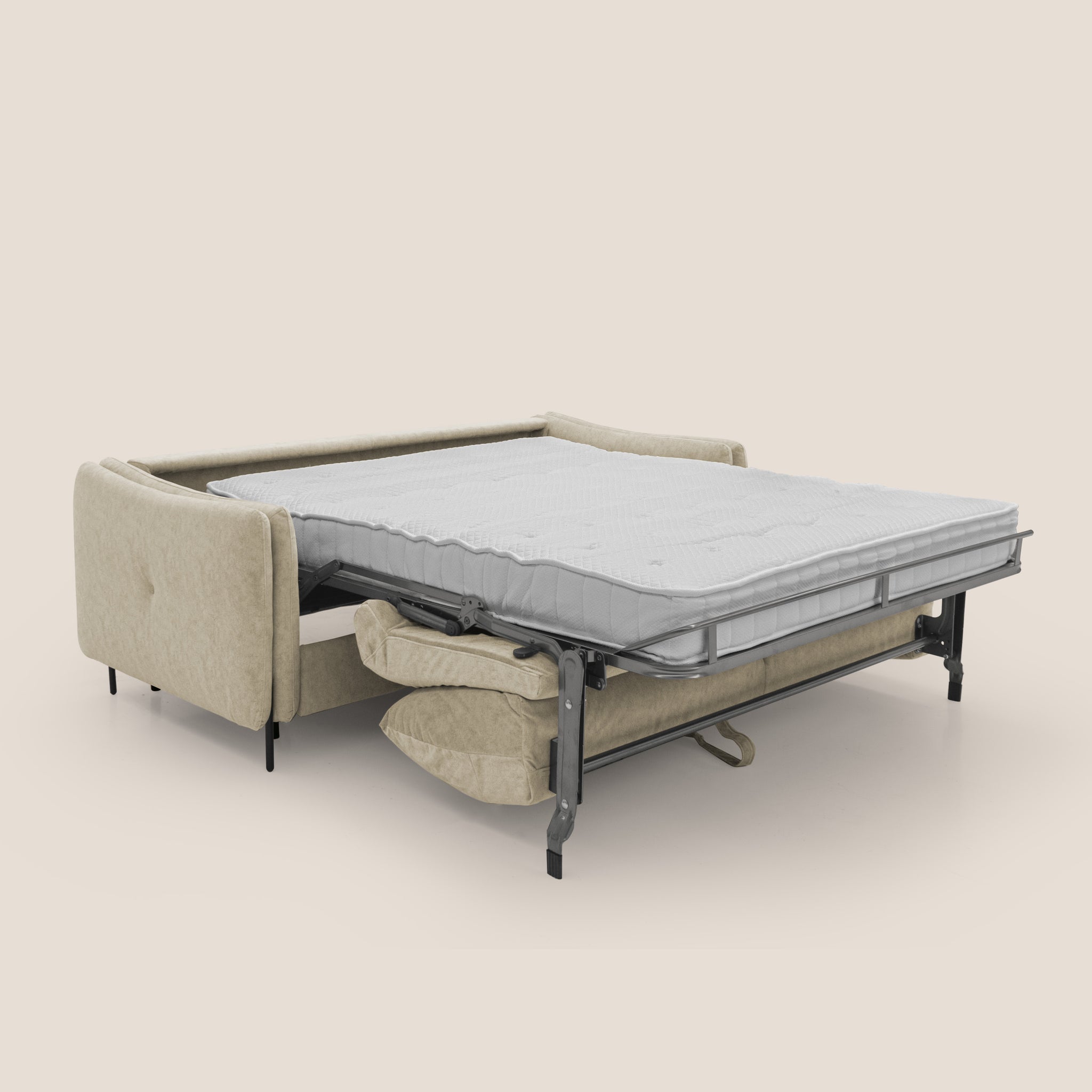 Un divano letto beige Gregory con materasso h18 cm in microfibra effetto velluto impermeabile T09 di Divani.Store rivela una struttura metallica estesa che sostiene un materasso quando i cuscini vengono rimossi. La struttura del letto parzialmente estratta mostra una sezione piegata sottostante, che mette in mostra il suo moderno design italiano su uno sfondo semplice e di colore chiaro.