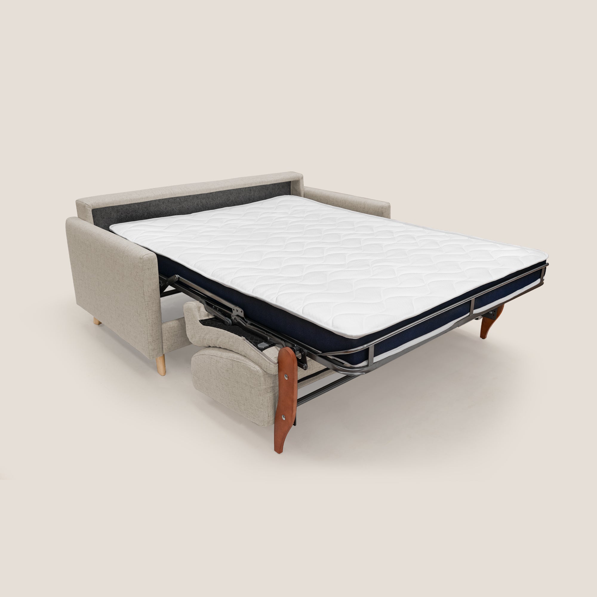 Il divano letto Edgar 200 cm di Divani.Store si apre per rivelare un materasso bianco su una struttura in metallo nero, con gambe in legno e braccioli imbottiti. Realizzato in Italia con tessuto impermeabile T03 BEIGE, assicura durevolezza mentre lo sfondo semplice accentua l'elegante design del divano letto.