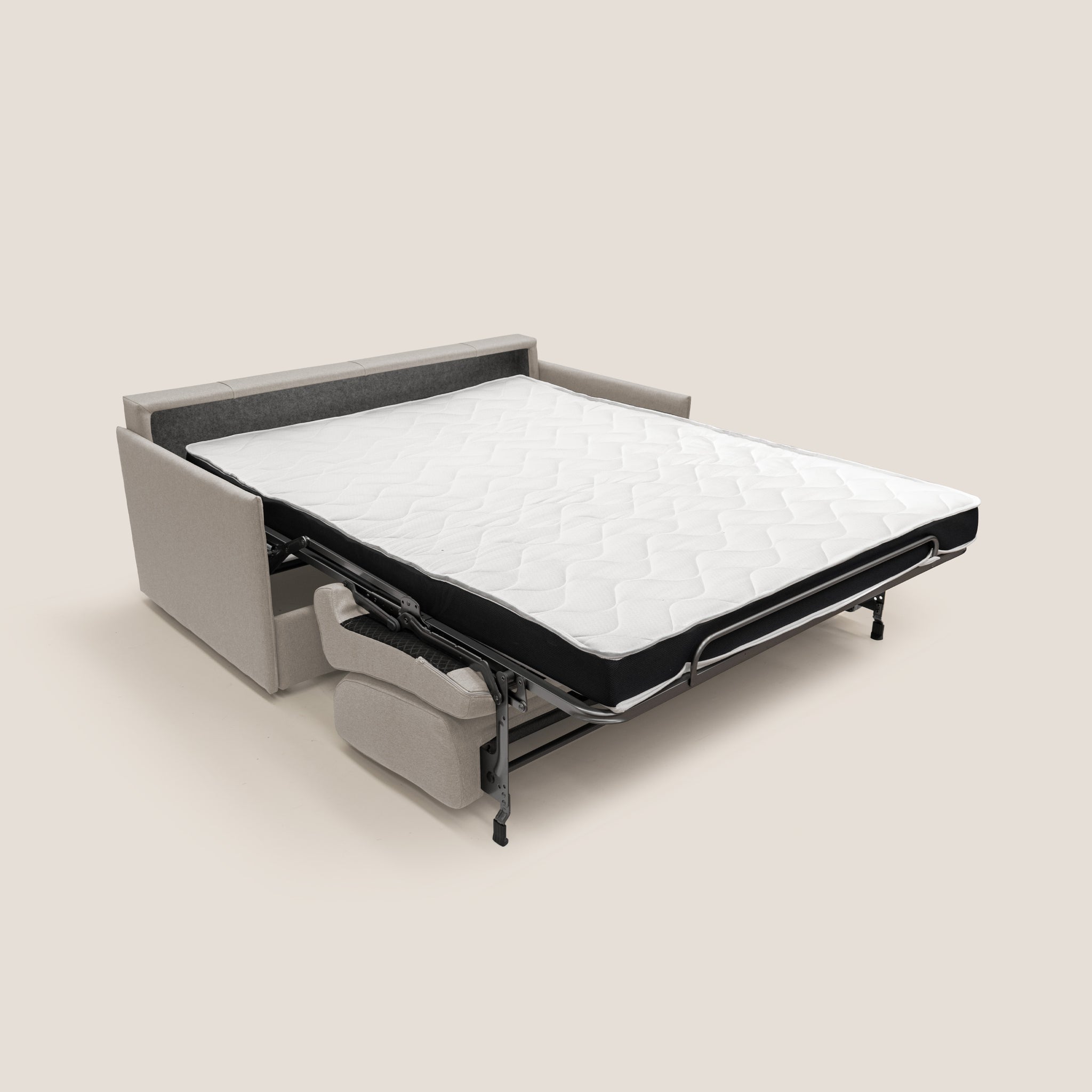 L'Evans Divano letto 189cm, con tessuto impermeabile T13 in colore PANNA, si apre per rivelare un materasso trapuntato bianco con bordo nero. Lo schienale e i braccioli imbottiti sono ben visibili mentre la struttura del letto si estende in avanti. Realizzato in Italia da Divani.Store, il suo design elegante è esaltato da uno sfondo semplice e neutro che sottolinea l'eleganza dell'arredamento.