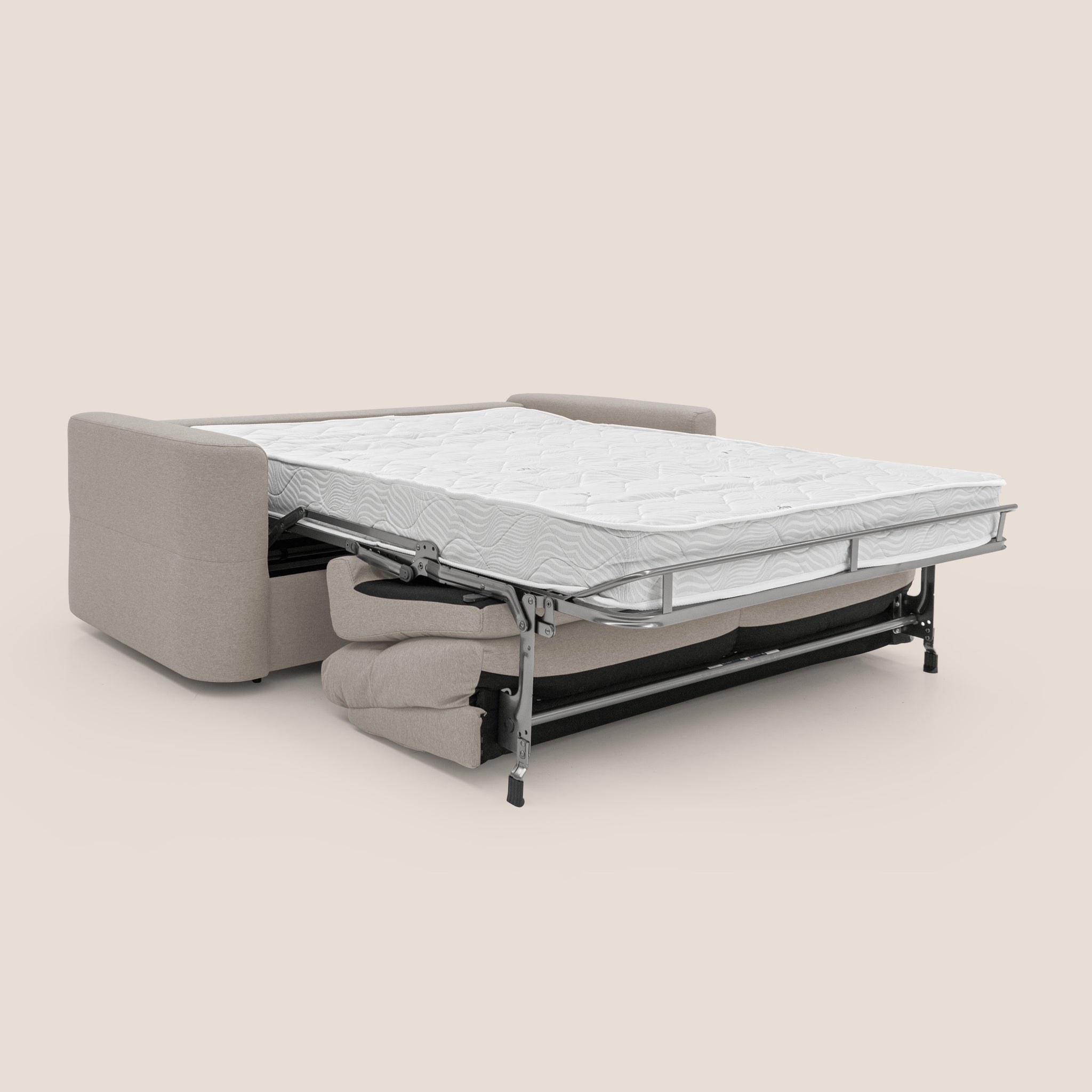 Il Divano letto Cupido di Divani.Store, da 202 cm con materasso da 140x197 cm e spessore H18 in tessuto idrorepellente effetto cotone T13 PANNA, è realizzato artigianalmente interamente in Italia. Si estende in un letto con una struttura in metallo prominente, dove lo schienale imbottito si trasforma in testiera e il materasso si dispiega senza soluzione di continuità. L'area circostante rimane ordinata mentre il tono neutro chiaro del pavimento accentua sia il comfort che lo stile.