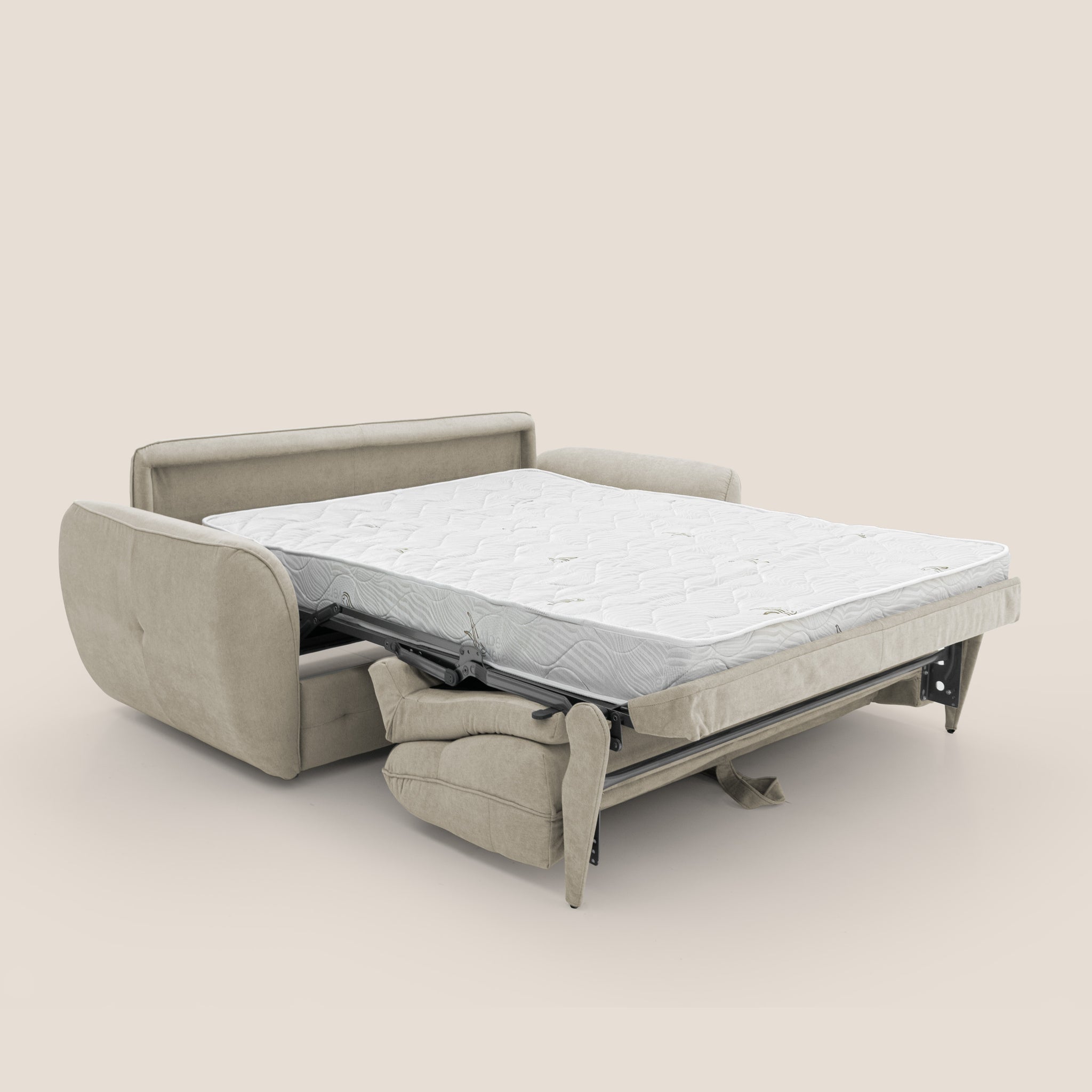 Un divano letto scandinavo beige Zeus con schienale alto in tessuto impermeabile T02 di Divani.Store è esposto in posizione completamente estesa su uno sfondo chiaro. La sezione estraibile rivela un materasso con una fodera trapuntata bianca, che offre comfort e uno spazio per dormire compatto. Combina abilmente funzionalità, design moderno e artigianato italiano.