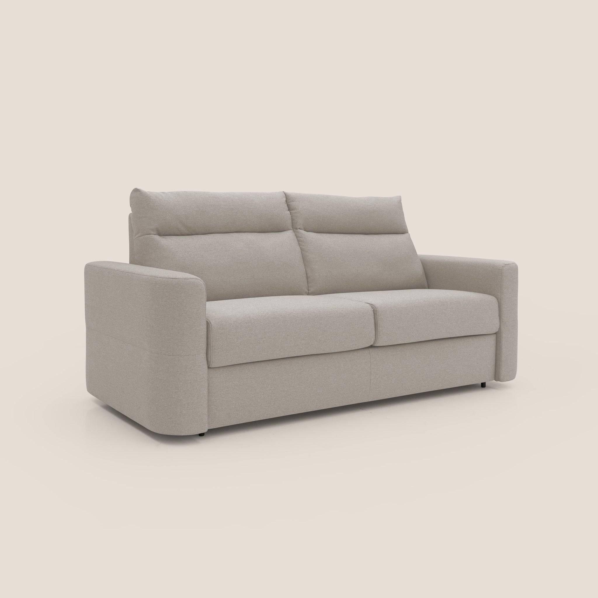 Divano imbottito beige dal design minimalista su uno sfondo beige chiaro. Dotato di due cuscini di seduta e due cuscini alti dello schienale leggermente trapuntati, il Cupido Divano letto 202 cm di Divani.Store è 100% made in Italy. I suoi ampi braccioli imbottiti esaltano sia il comfort che lo stile, aggiungendo un tocco di modernità al suo fascino.