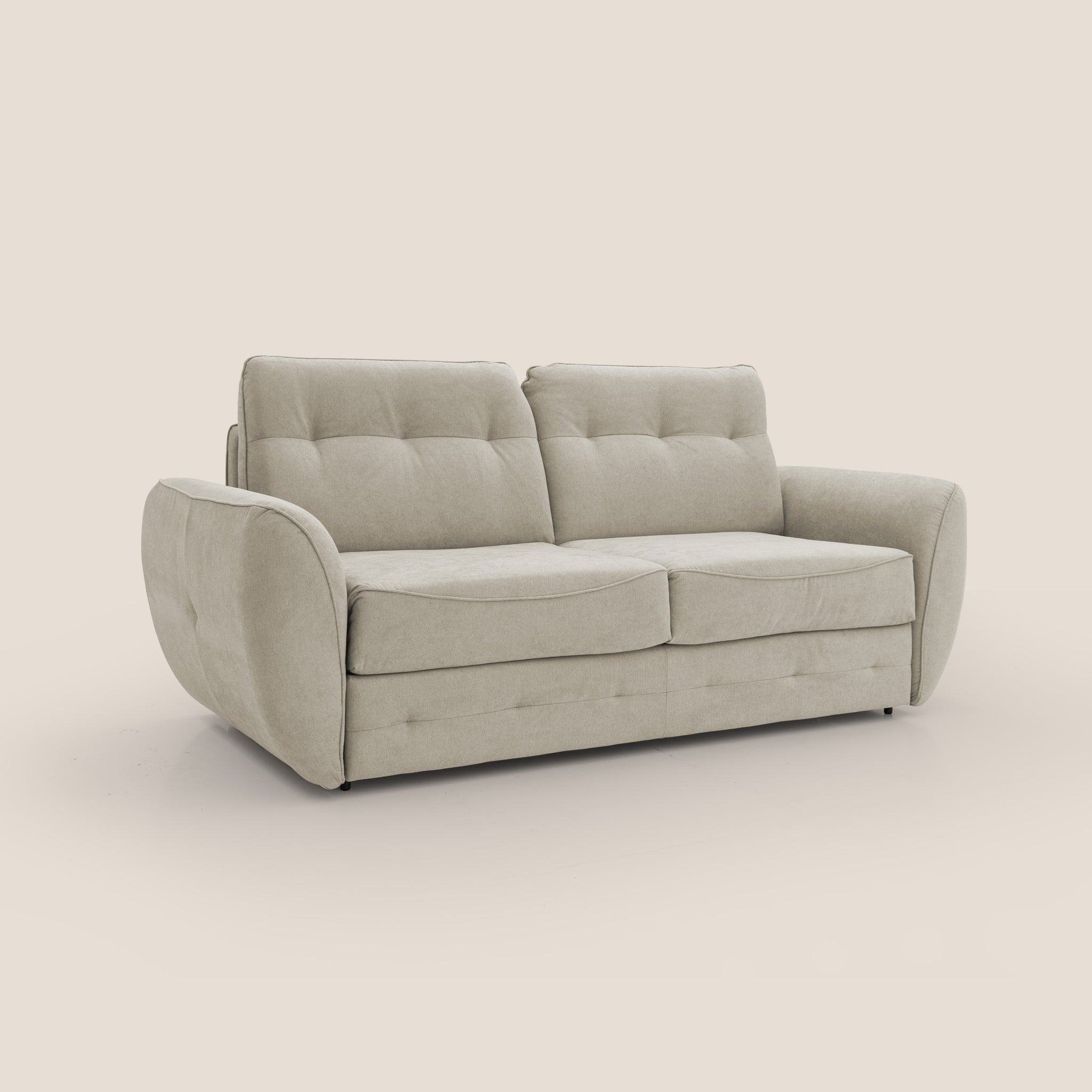 Zeus Divano letto scandinavo di Divani.Store è un moderno divano a due posti color crema, con morbidi cuscini trapuntati e braccioli arrotondati su uno sfondo beige semplice. Il suo design unisce eleganza contemporanea e comfort con bordi lisci e leggermente curvi e un'estetica minimalista.