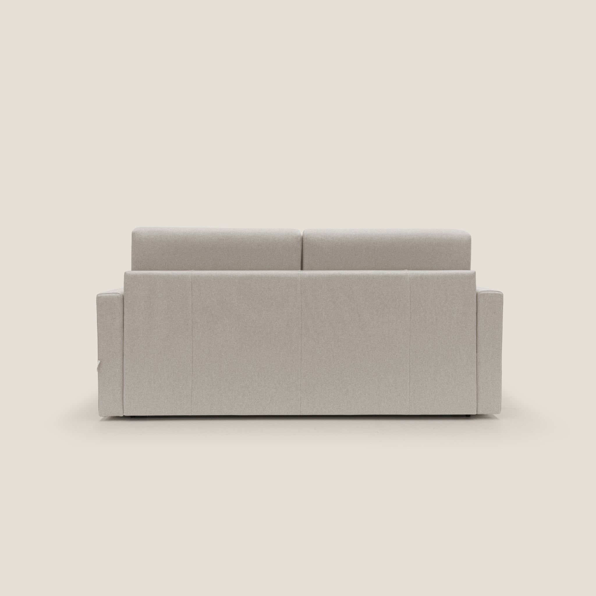 Vista posteriore del Chris Divano letto 186 cm di Divani.Store, un divano letto moderno e minimalista in beige su uno sfondo semplice e chiaro. Il divano vanta un design dritto e pulito con uno schienale alto e sezioni uniformemente imbottite. Con la sua tonalità neutra panna e la disponibilità in tre misure, si adatta perfettamente agli interni contemporanei.