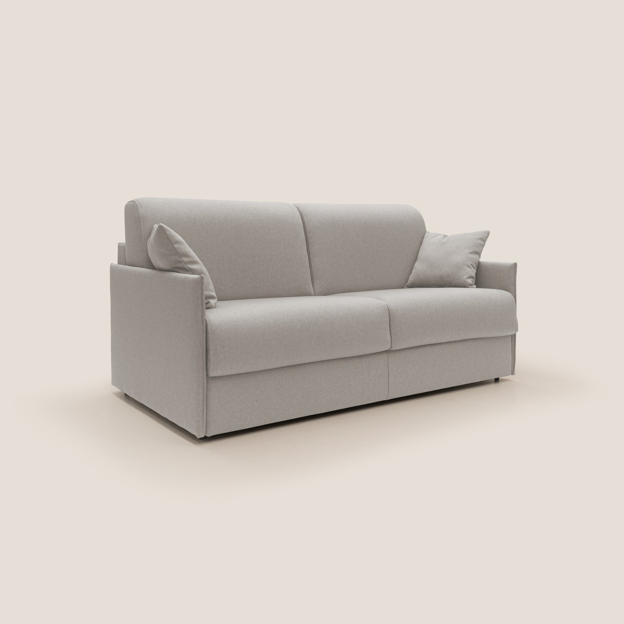 Nome prodotto: Evans Divano letto 169cm (mat. 140x197 cm) in tessuto impermeabile T13 colore PANNA
Nome del marchio: Divani.Store

Un divano letto Evans minimalista di Divani.Store, progettato con linee pulite e un'estetica moderna in una tonalità di grigio chiaro (panna). Questo pezzo di fabbricazione italiana presenta uno schienale imbottito, due cuscini di seduta e braccioli abbinati. Realizzato in morbido tessuto impermeabile, è completato da due cuscini laterali sciolti per un maggiore comfort.