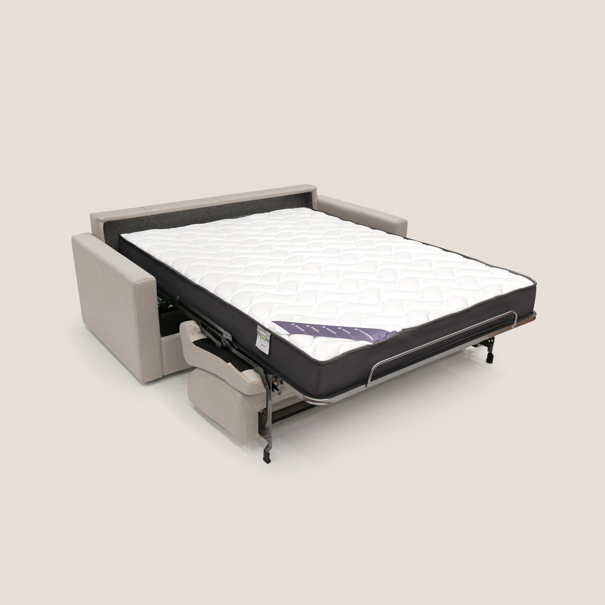 Un Divano letto Chris da 186 cm in tessuto impermeabile T13 colore PANNA, di Divani.Store, è esposto su uno sfondo grigio chiaro con il materasso aperto, che rivela una fodera trapuntata bianca. Il divano presenta un design lineare e moderno con un'estetica semplice e pulita. Il suo sistema a ribalta è visibile ed è disponibile in tre misure.