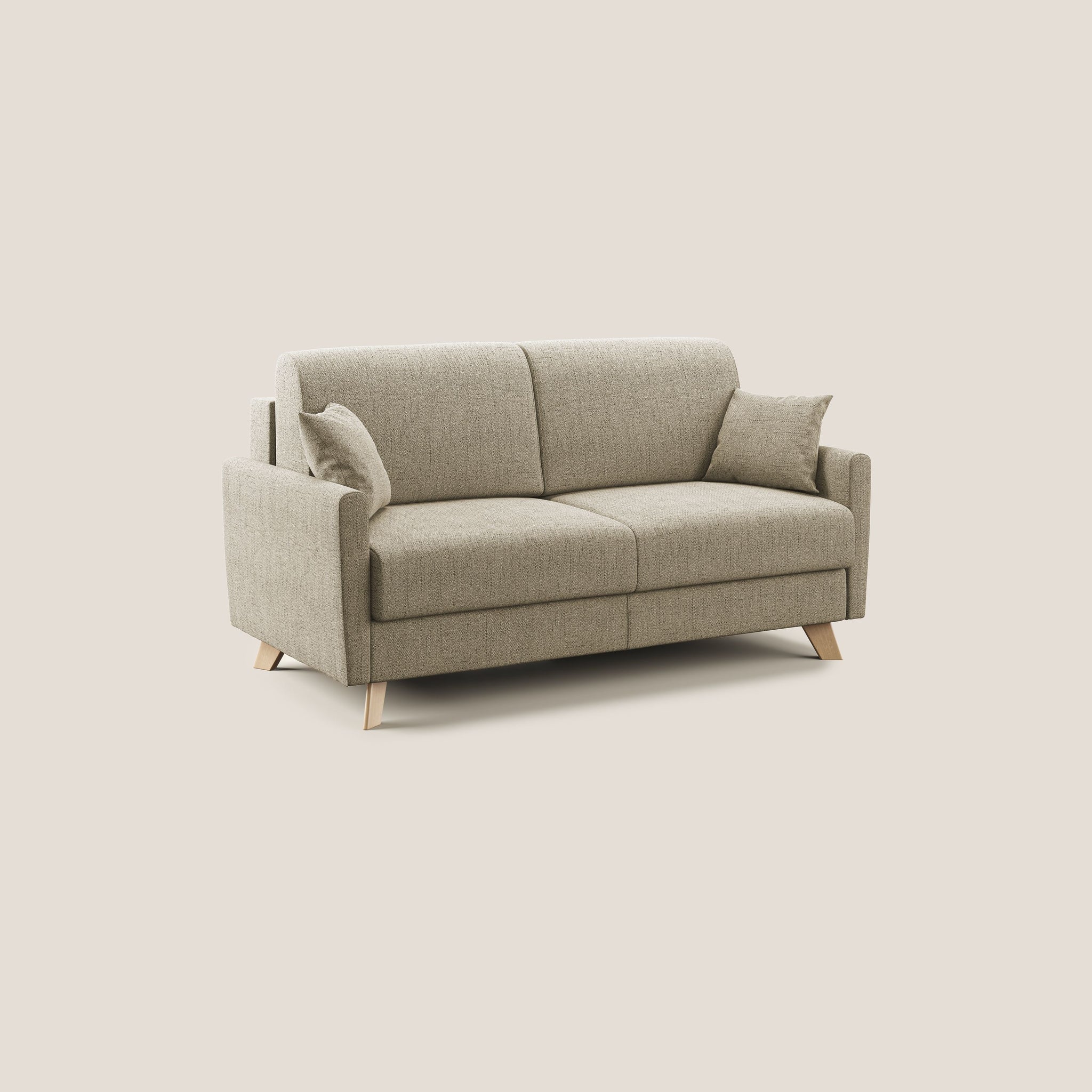 Esposto su uno sfondo semplice, l'Edgar divano letto 180 cm (mat. 140x197 cm) di Divani.Store, un divano in tessuto beige chiaro prodotto in Italia. Presenta gambe in legno, due cuscini di seduta, due cuscini di schienale e cuscini coordinati su ogni lato. Il design è semplice e moderno, con linee dritte e un aspetto pulito.