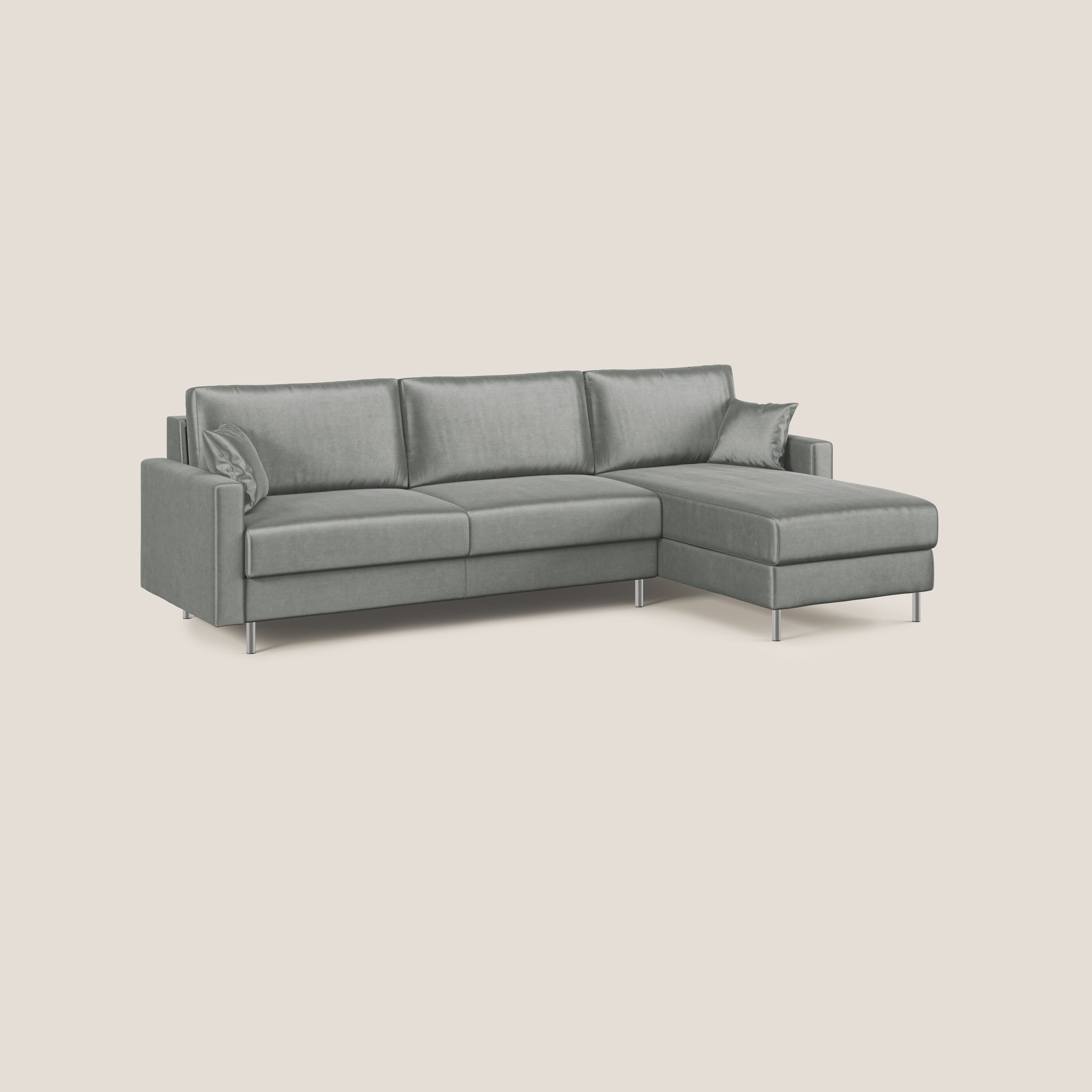 Il divano letto angolare Andromeda di Divani.Store è caratterizzato da un morbido velluto impermeabile T01 grigio chiaro, tre cuscini per la seduta e lo schienale, una chaise longue sul lato destro, sottili gambe in metallo, due cuscini da lancio e un fondo tinta unita color crema.