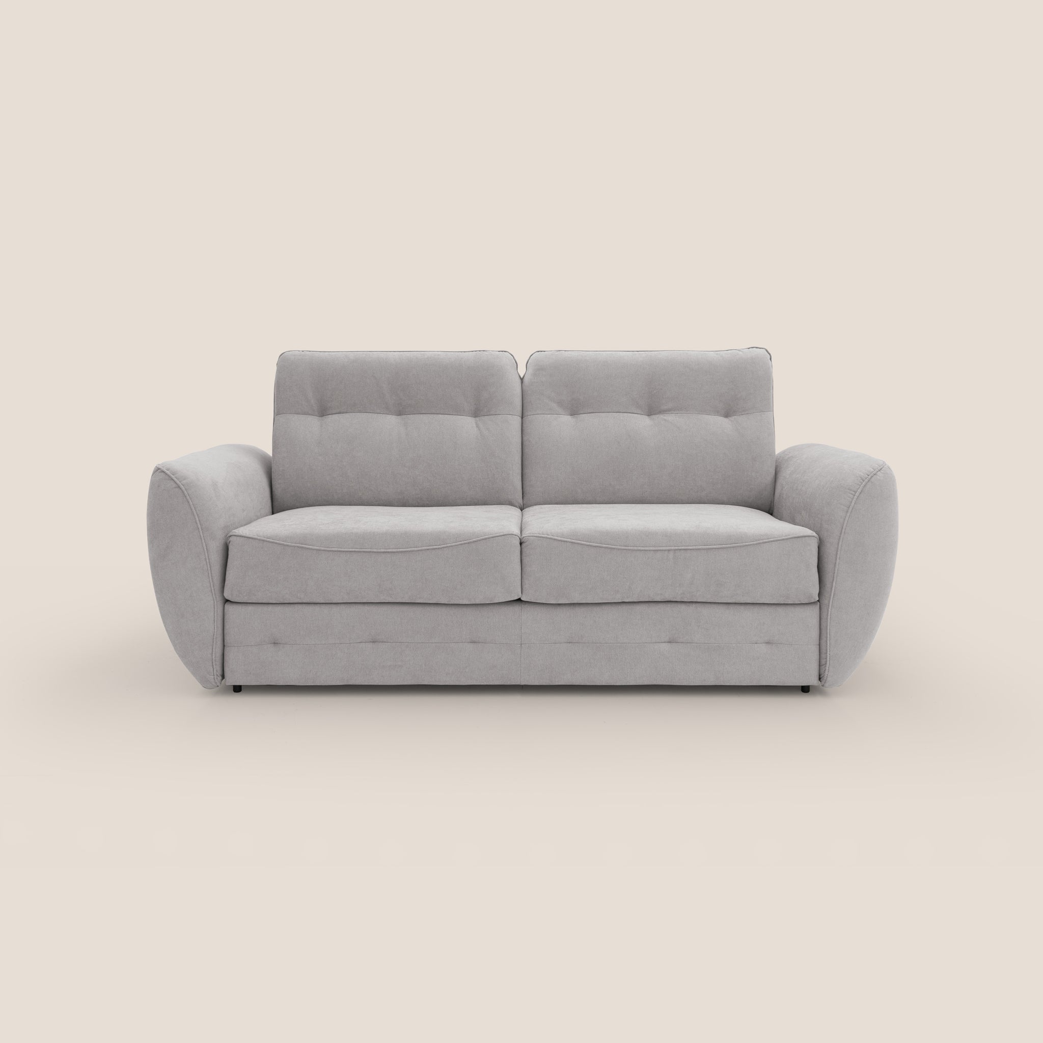 Uno sfondo color crema morbido mette in mostra l'eleganza moderna dello Zeus Divano letto scandinavo di Divani.Store. Questo divano grigio chiaro e contemporaneo presenta due sedute imbottite, uno schienale capitonné, braccioli lisci e arrotondati e un design minimalista che esemplifica l'artigianato italiano.