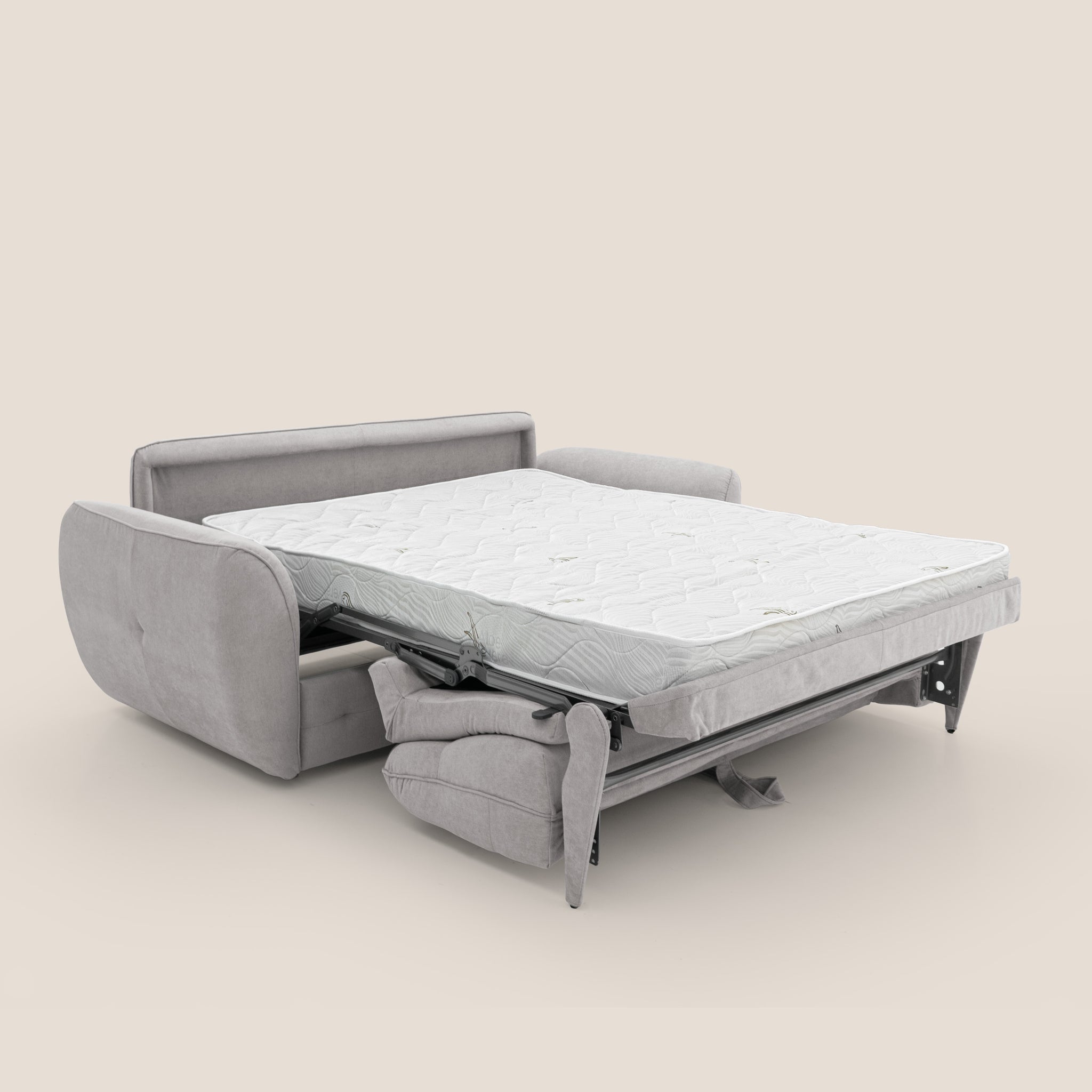 Il Divano letto scandinavo Zeus di Divani.Store, che misura 204 cm con un materasso di 140x197 cm, è esteso nella sua forma letto. Questo pezzo grigio chiaro, con cuscini morbidi e un materasso trapuntato su una robusta struttura in metallo, offre un comfort elevato evidenziando al contempo la sua doppia funzionalità. Lo sfondo beige chiaro neutro accentua il design elegante e moderno di questo mobile con schienale alto realizzato con tessuto impermeabile in T02 GRIGIO CHIARO.