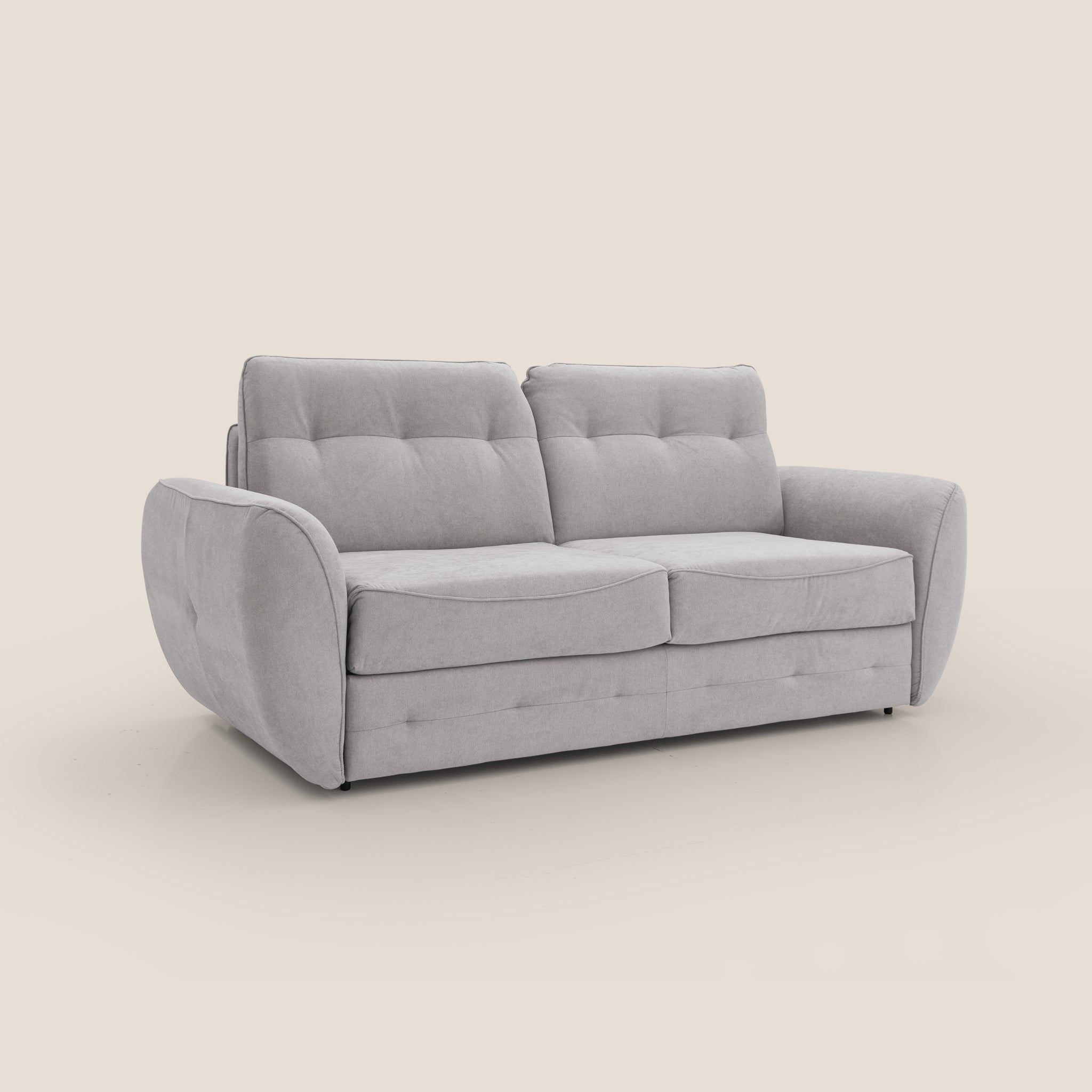 Questo moderno Zeus Divano letto scandinavo di Divani.Store misura 204 cm e presenta un design con schienale alto rivestito in tessuto impermeabile grigio chiaro T02. Combina stile e comfort elevato, includendo due cuscini di seduta e due cuscini di schienale delicatamente trapuntati. I braccioli arrotondati e imbottiti sono completati da gambe corte e nascoste su uno sfondo beige neutro.