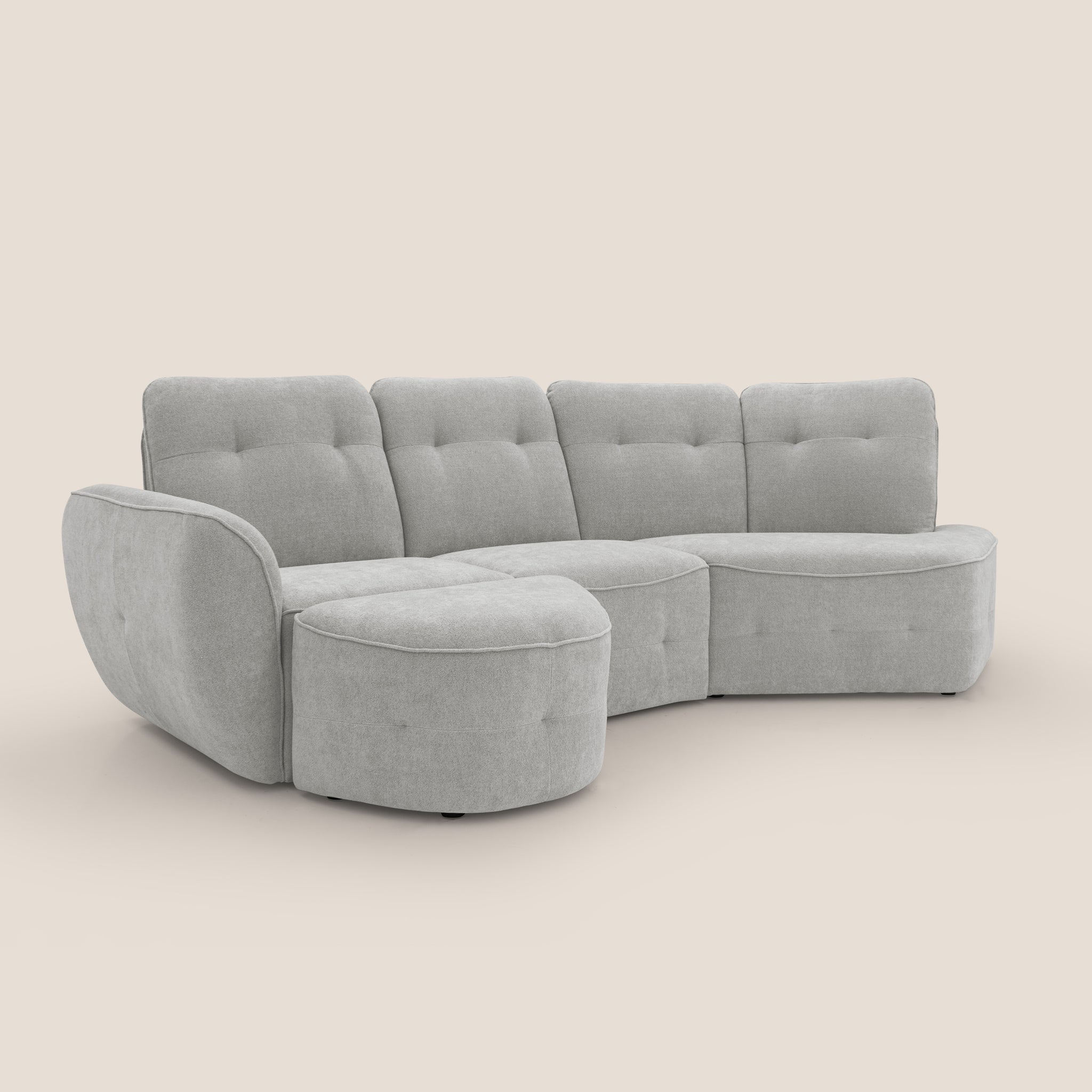 Il divano angolare Cerbero DESTRO da 273 cm con pouf mobile in morbido bouclé T07 GRIGIO impermeabile di Divani.Store presenta un design curvo moderno grigio chiaro. Questo pezzo italiano presenta quattro sezioni di seduta con bordi arrotondati ed eleganti su uno sfondo color crema semplice e schienali con bottoni trapuntati per un aspetto contemporaneo e accogliente.