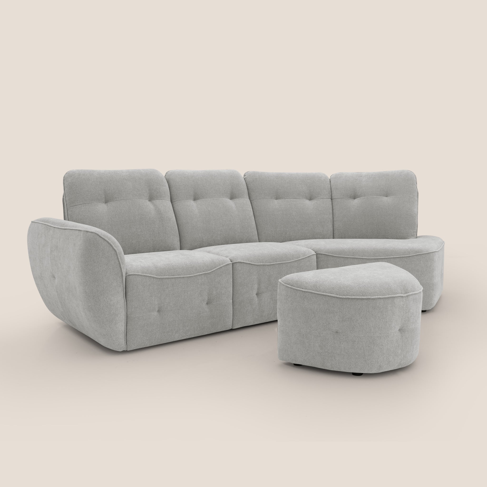 Il divano angolare DESTRO Cerbero da 273 cm con pouf mobile in morbido bouclé impermeabile T07 GRIGIO di Divani.Store è un esempio di design italiano. Il divano componibile grigio chiaro presenta bordi arrotondati e cuscini trapuntati a forma di L, completati da un pouf ovale in tessuto abbinato su uno sfondo color crema, che ne evidenzia il fascino moderno e minimalista.