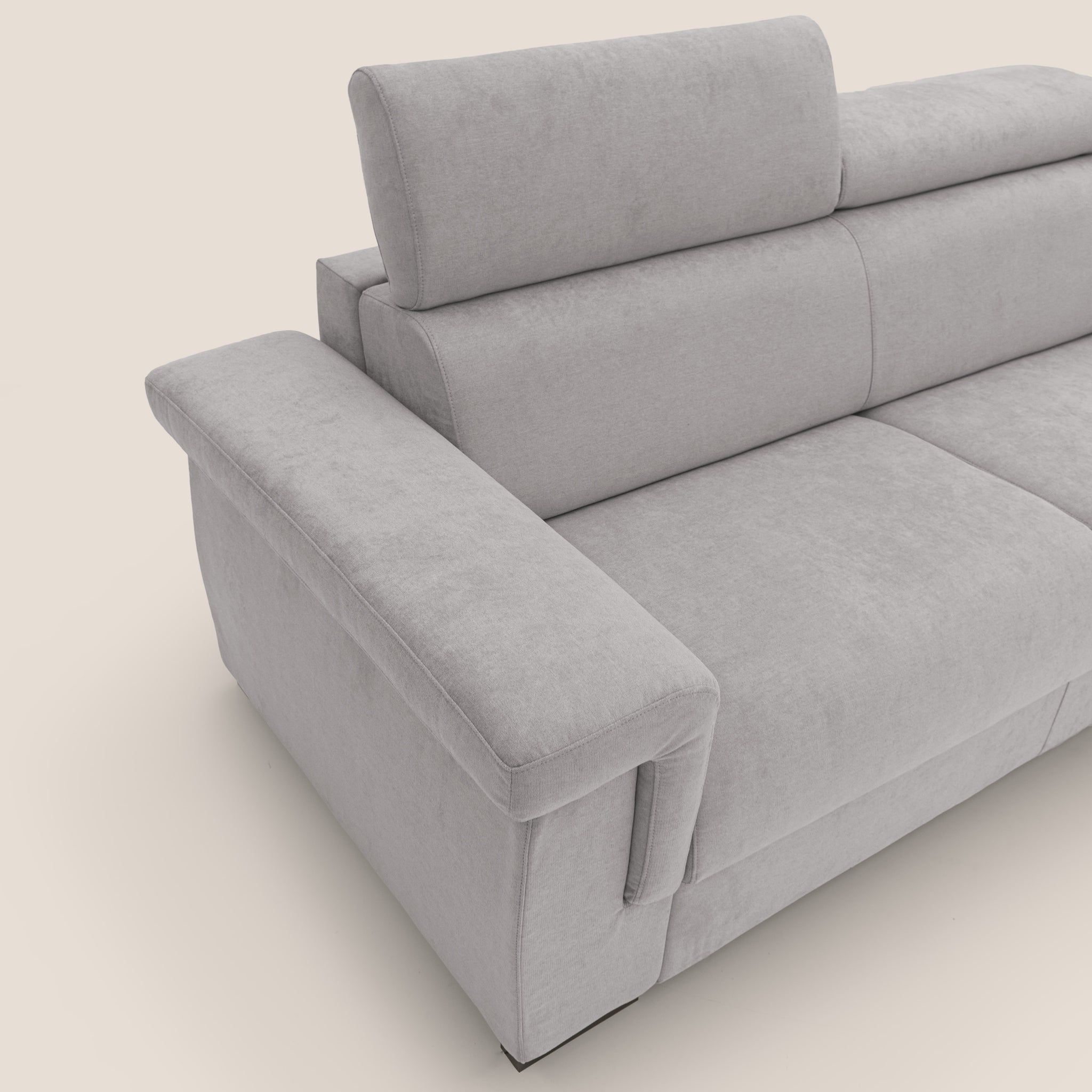 Il divano letto sfoderabile Bjorn di Divani.Store, che misura 220 cm con un materasso di 140x197 cm e un materasso alto 18 cm, è realizzato in tessuto impermeabile grigio chiaro. Include due ampi braccioli imbottiti e poggiatesta regolabili su uno sfondo neutro, che incarna l'artigianato italiano. Il rivestimento in peluche combina armoniosamente il comfort con lo stile moderno. Questo divano letto minimalista presenta linee pulite che esibiscono una squisita artigianalità made in Italy.