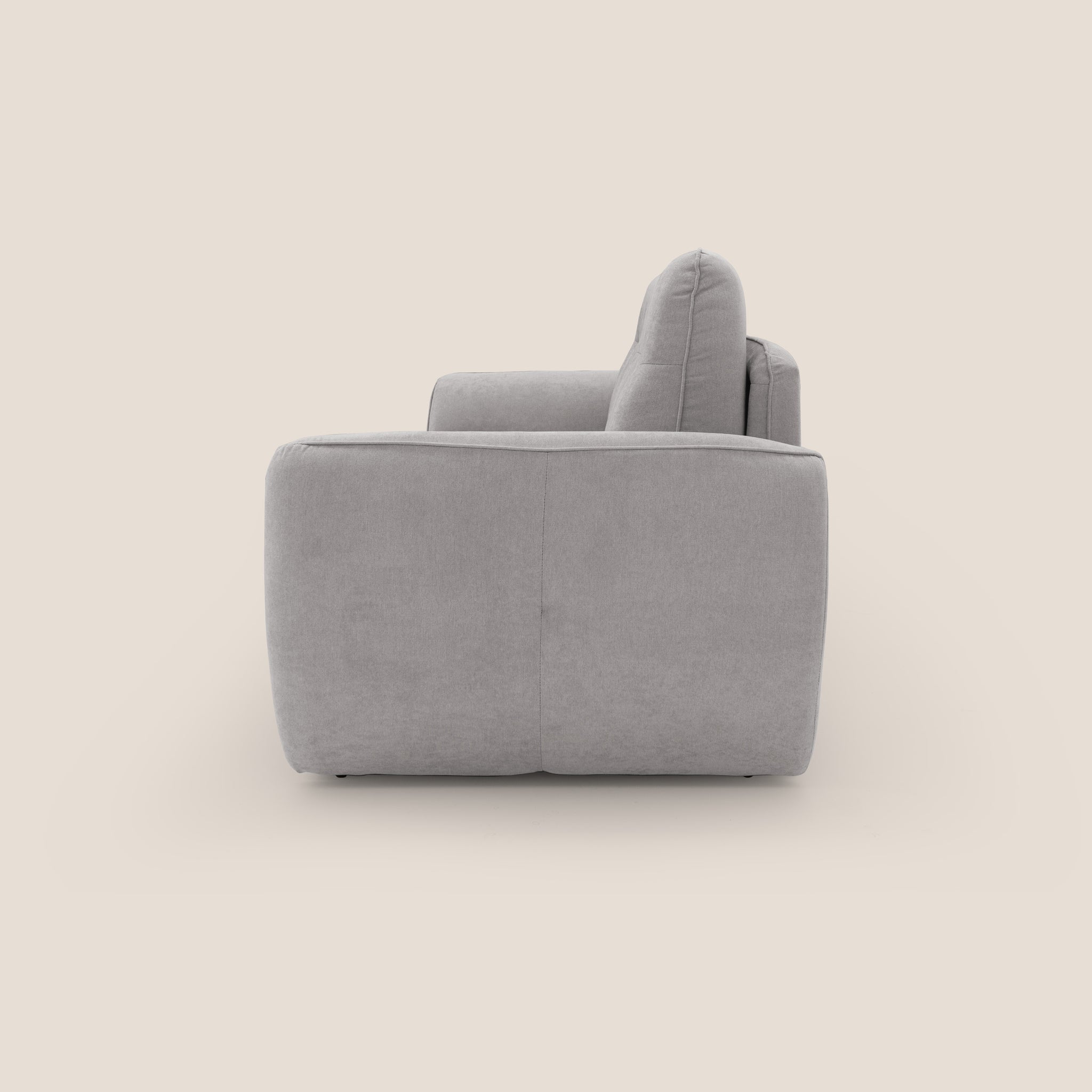 Vista laterale di un divano letto scandinavo Zeus da 204 cm in tessuto grigio chiaro di Divani.Store su uno sfondo beige semplice. Il divano presenta un design pulito e minimalista con uno schienale e un bracciolo morbidi, offrendo un comfort elevato. Il tessuto impermeabile T02 GRIGIO CHIARO appare morbido e liscio, esaltandone l'aspetto contemporaneo. Non sono visibili altri oggetti.