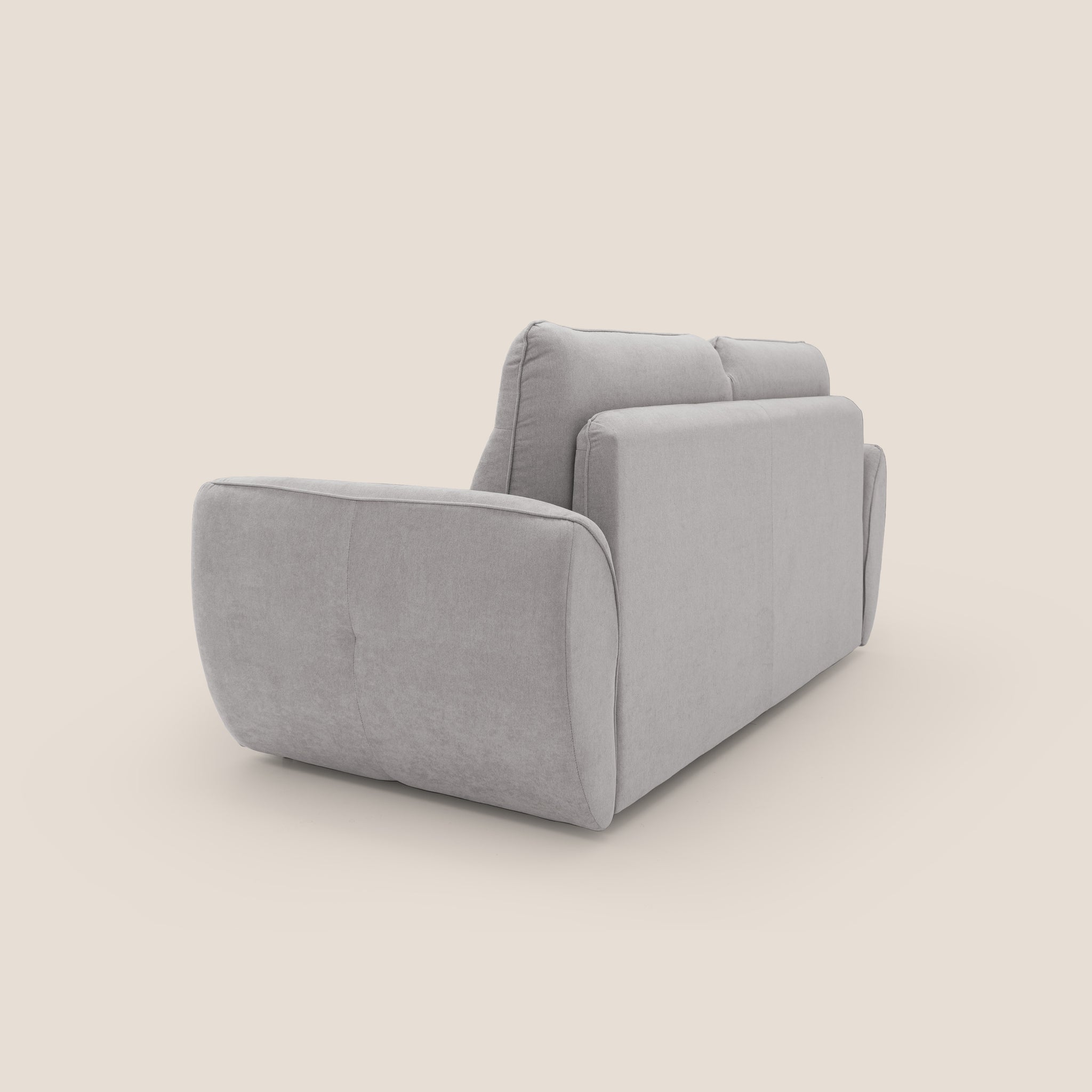 Il divano letto scandinavo Zeus di Divani.Store, che misura 204 cm con un materasso di 140x197 cm, è elegantemente ripreso da dietro su uno sfondo beige tenue. Realizzato in tessuto impermeabile grigio chiaro T02, presenta ampi braccioli imbottiti e uno schienale alto con sottili dettagli di cucitura. Il suo design elegante e il comfort moderno sono esaltati dalla leggera angolazione in cui è posizionato.