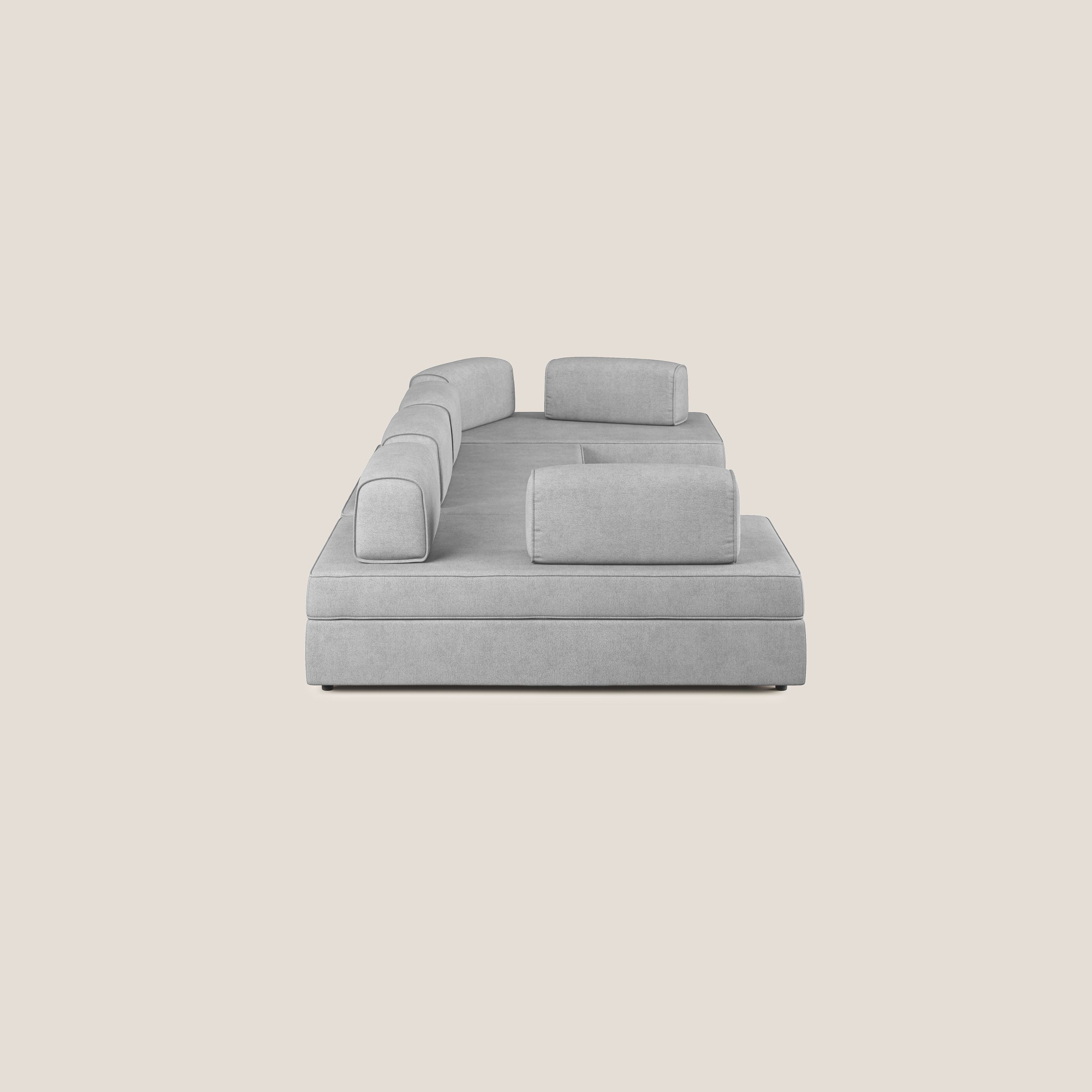 Liberty divano panoramico con pouf estraibile e schienali movibili in tessuto morbido impermeabile T02 grigio chiaro - divani.store