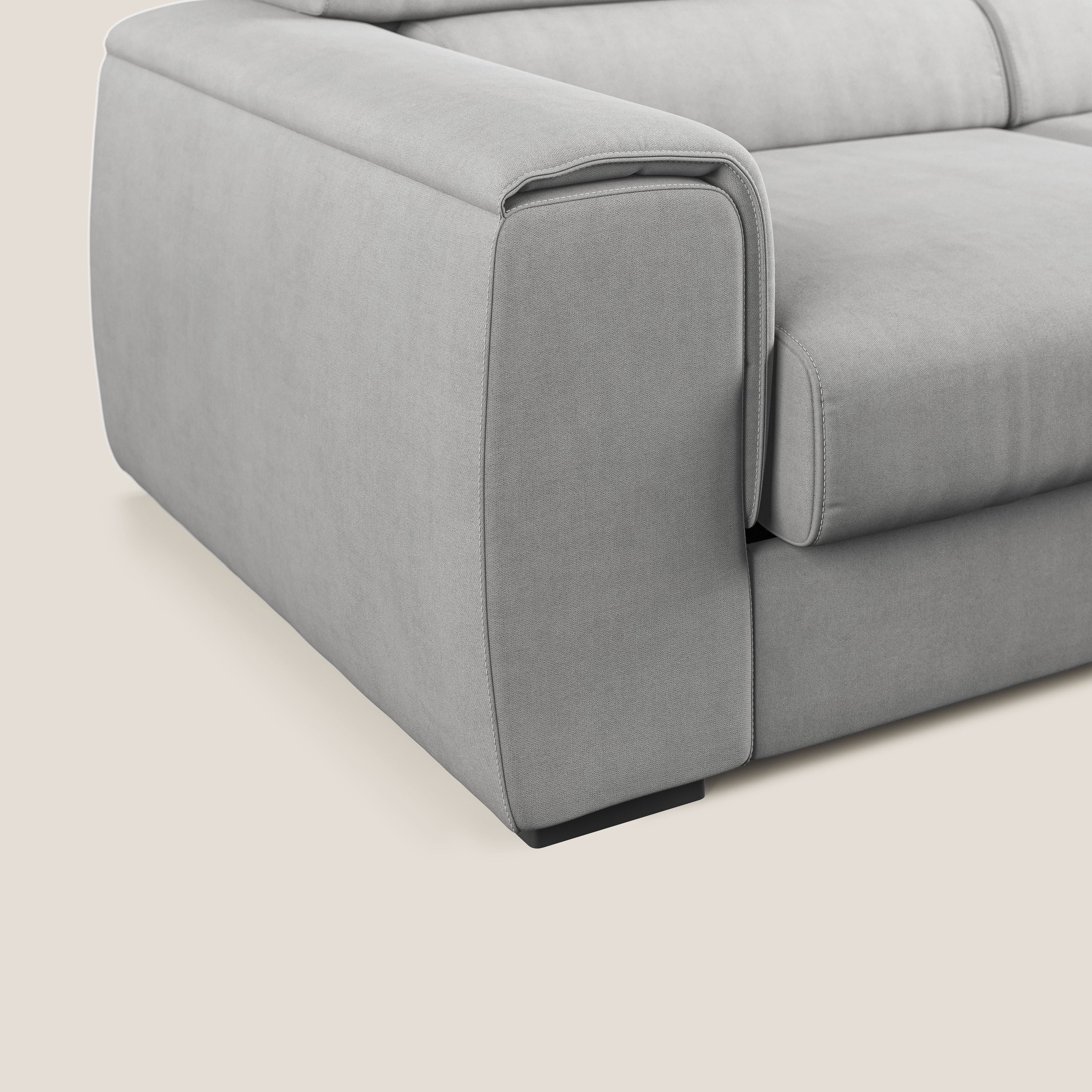 Zeno Divano con pouf estraibile poggiapiedi in tessuto morbido impermeabile T02 grigio chiaro - divani.store