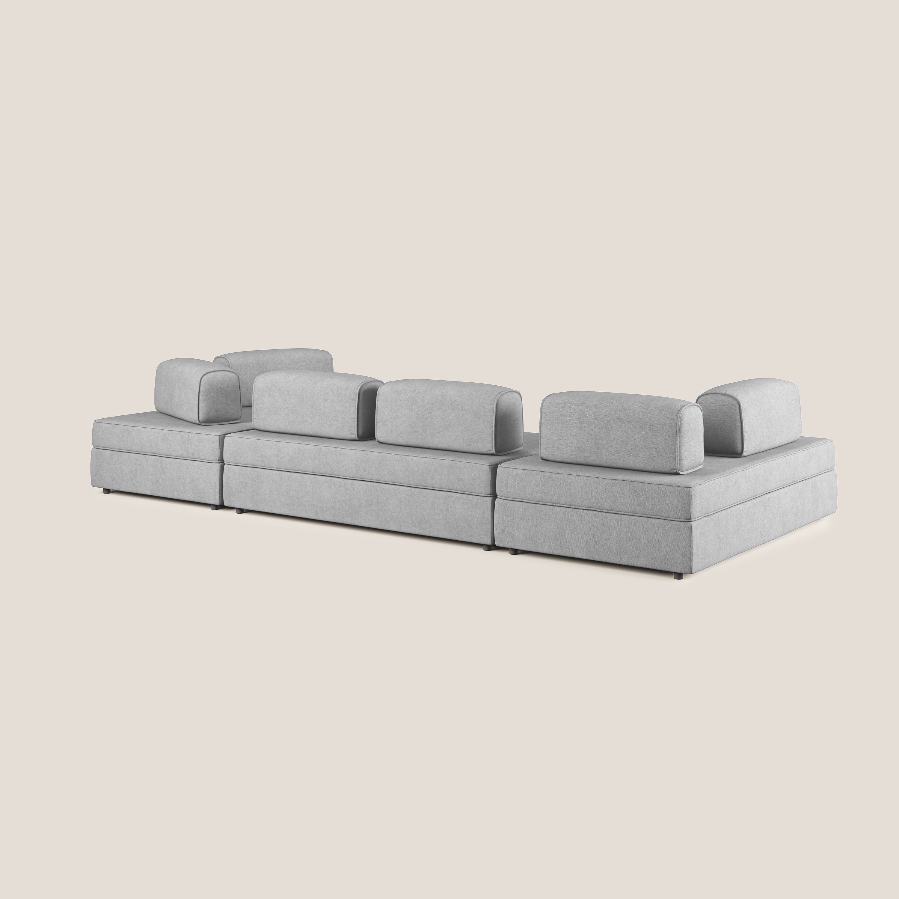 Liberty divano panoramico con pouf estraibile e schienali movibili in tessuto morbido impermeabile T02 grigio chiaro - divani.store