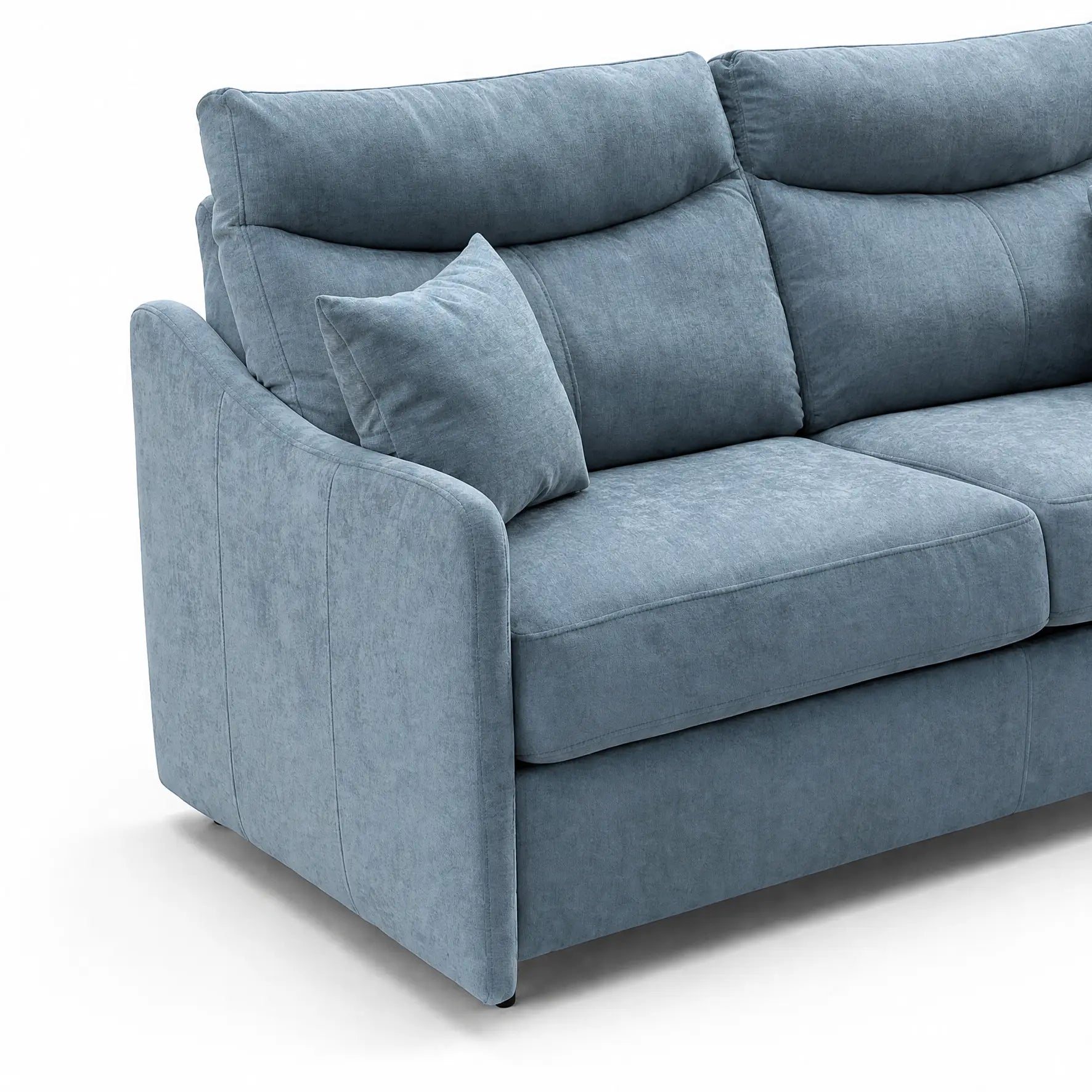Il divano letto a 3 posti Lodovico di Divani.Store è caratterizzato da un tessuto blu antimacchia certificato Oeko-Tex, morbidi cuscini, un bracciolo sinistro, un cuscino decorativo abbinato, un rivestimento dalla texture morbida e gambe dal profilo basso su uno sfondo bianco.