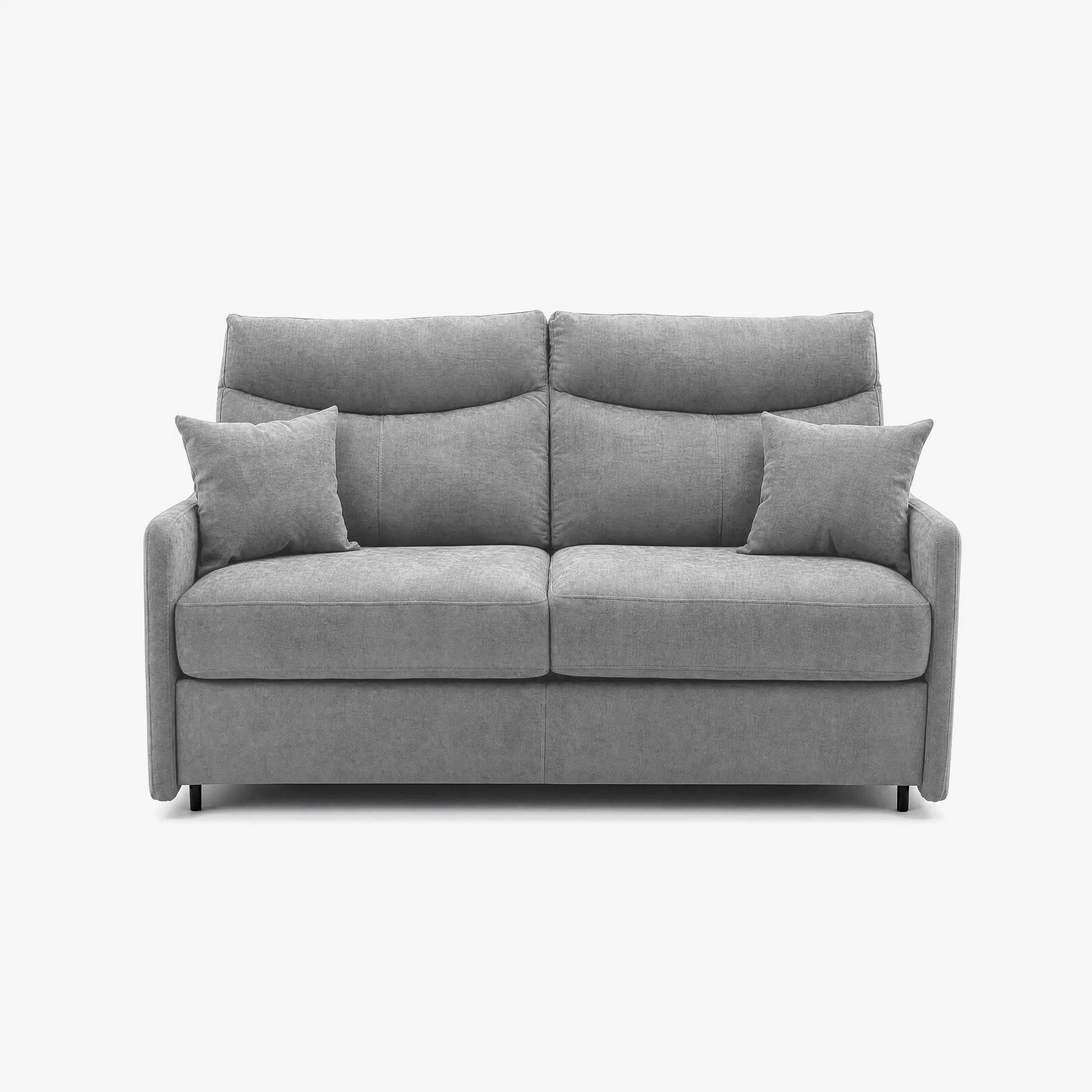 Il divano letto a 3 posti Lodovico di Divani.Store è realizzato in tessuto grigio chiaro resistente alle macchie e certificato Oeko-Tex, con braccioli ricurvi, due cuscini per la seduta e lo schienale, oltre a due cuscini decorativi coordinati. Nella foto è raffigurato su uno sfondo bianco a tinta unita per esaltarne il design moderno.
