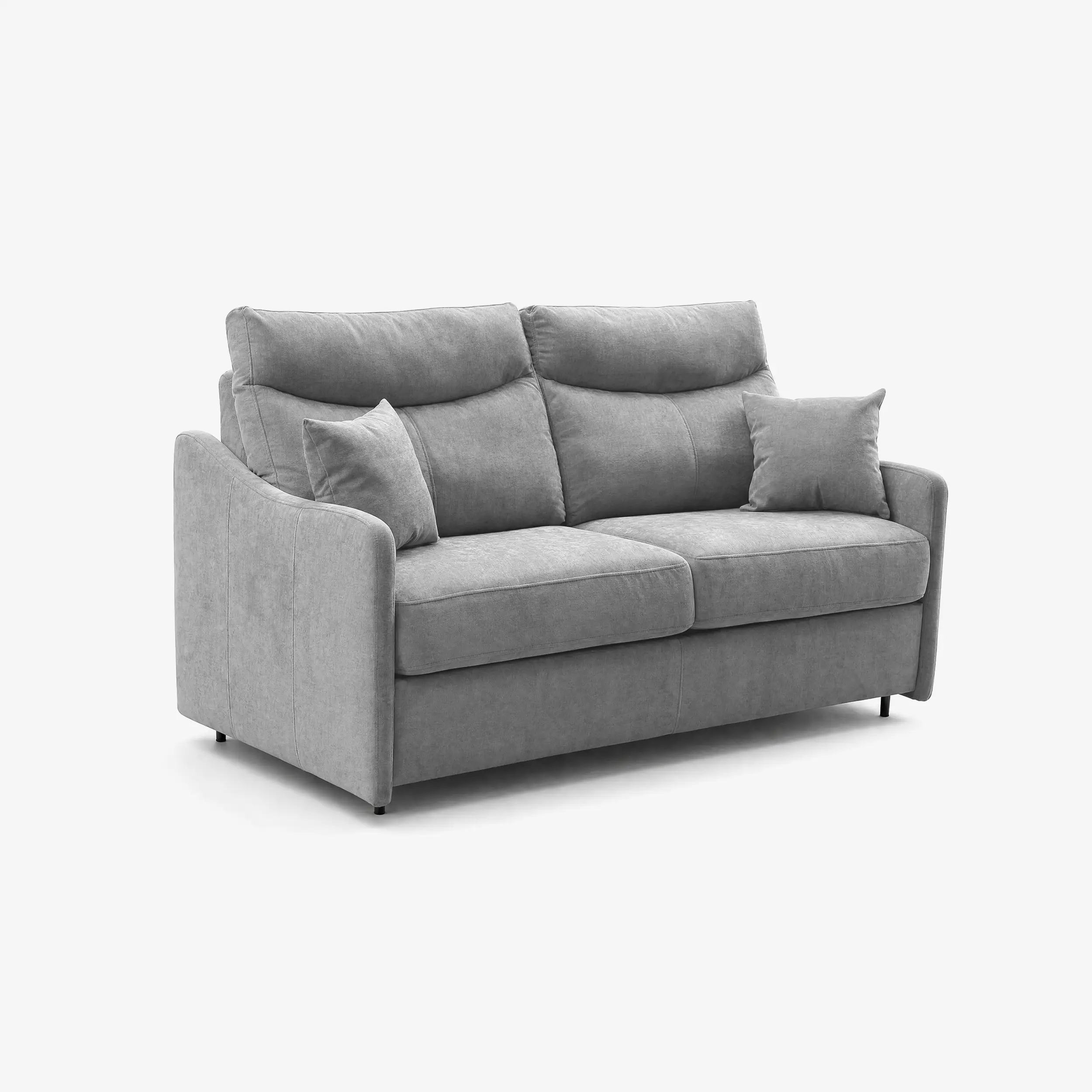 Il divano letto a 3 posti Lodovico di Divani.Store è realizzato in tessuto Oeko-Tex grigio chiaro resistente alle macchie, presenta un'imbottitura morbida, braccioli arrotondati e quattro cuscini coordinati. Il suo look contemporaneo e la sua morbida consistenza risaltano sullo sfondo bianco.