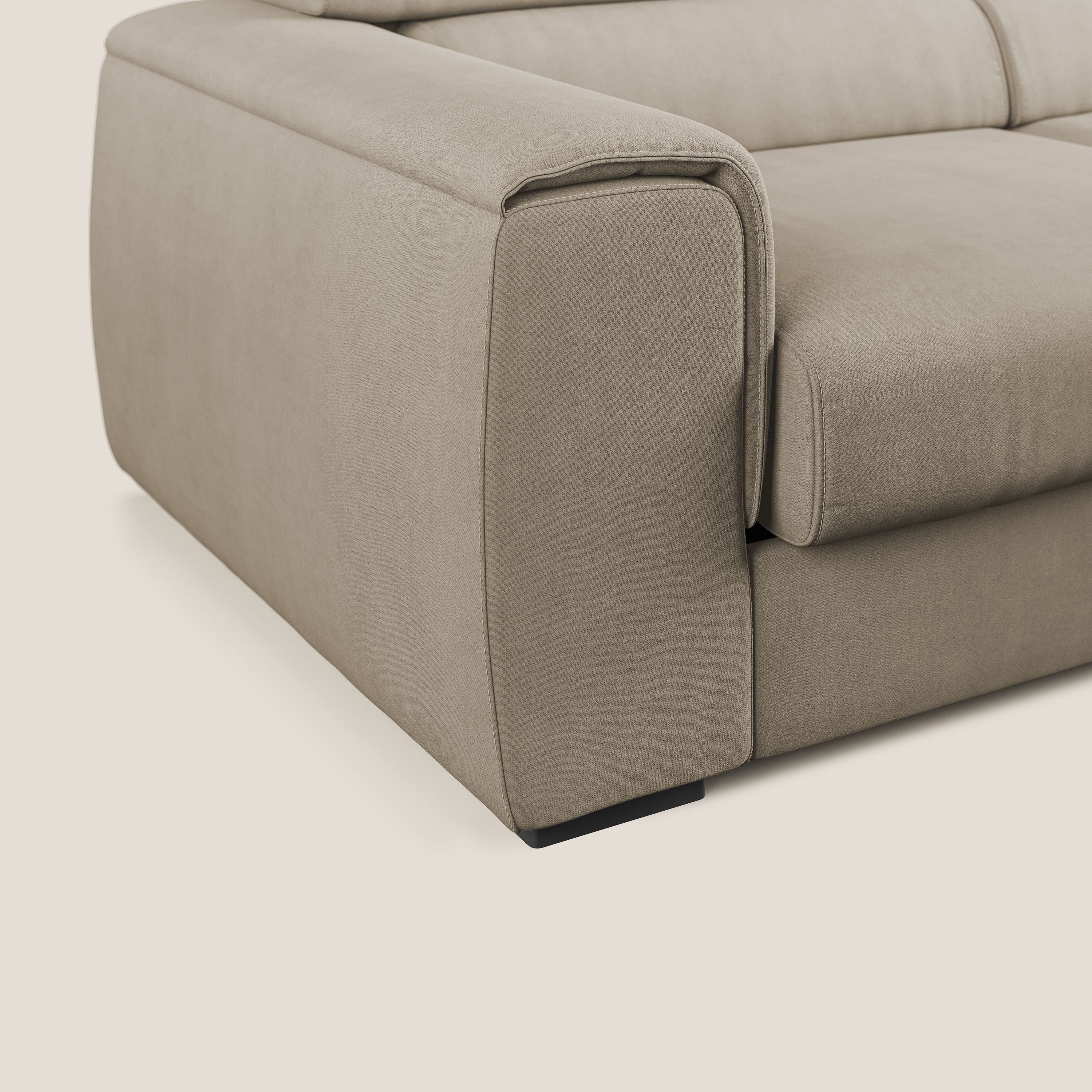 Zeno Divano con pouf estraibile poggiapiedi in tessuto morbido impermeabile T02 beige - divani.store