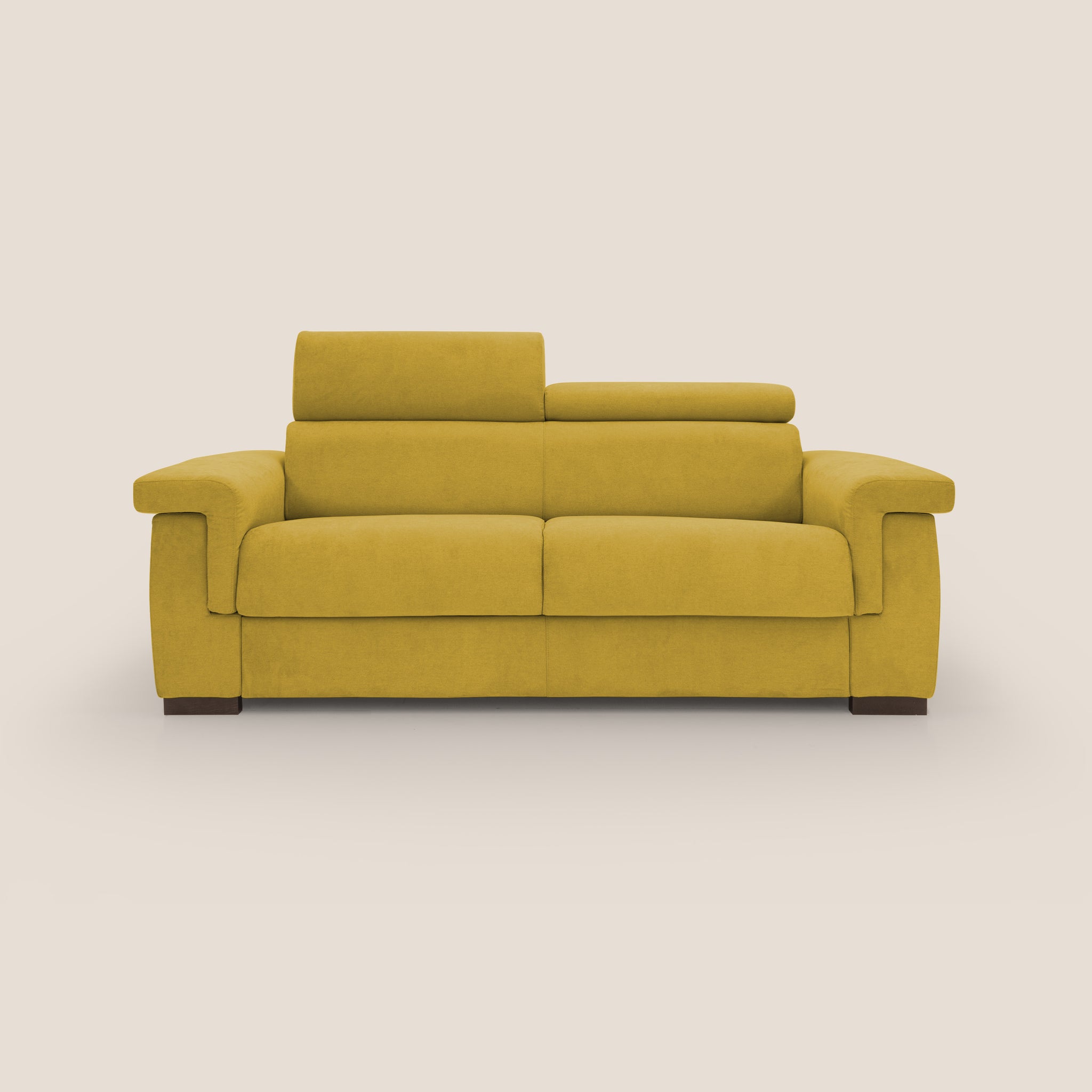 Il divano letto Bjorn di Divani.Store è un divano letto da 220 cm con materasso da 140x197 cm con uno spessore di H18 cm in tessuto impermeabile giallo T02. Vanta ampi braccioli, uno schienale imbottito e poggiatesta leggermente rialzati su una base solida minimalista, che incarna un comfort superiore. Il design moderno su uno sfondo beige neutro evidenzia il colore vibrante, riflettendo la squisita artigianalità dell'artigianato italiano.