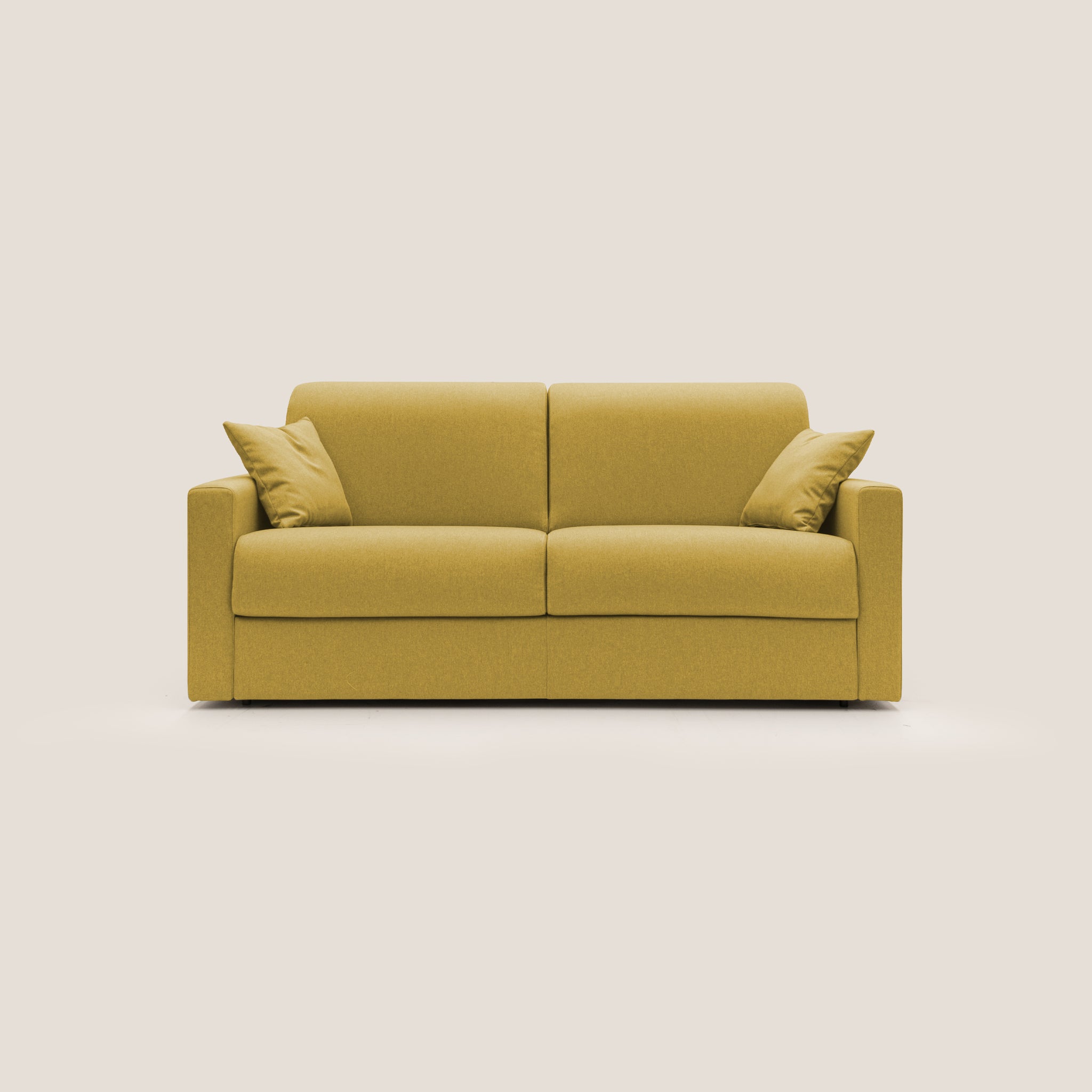 Il Divano letto Chris di Divani.Store, che misura 206 cm con un materasso da 160x197 cm, è presentato in una vivace tonalità di giallo. Questo divano presenta un semplice design rettangolare con rivestimento in tessuto resistente all'acqua e braccioli dritti. L'uso del poliuretano espanso aumenta il comfort mantenendo un'estetica moderna di metà secolo contemporanea ma minimalista su uno sfondo bianco sporco.