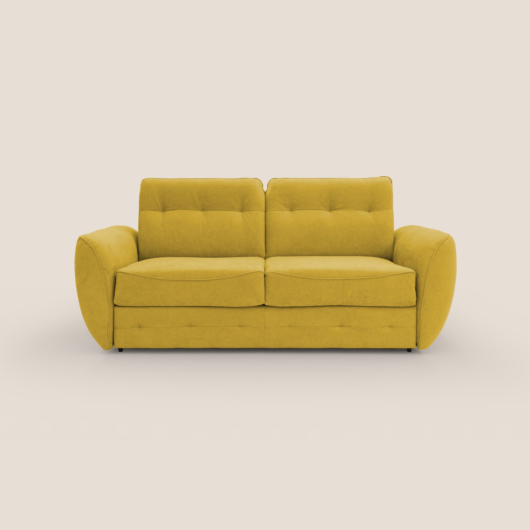 Zeus Divano letto scandinavo di Divani.Store, in una tonalità giallo senape, presenta uno schienale capitonné e due cuscini di seduta, elegantemente posizionati su uno sfondo beige chiaro. Con il suo design contemporaneo, i braccioli arrotondati e le piccole gambe nere, questo comodo pezzo cattura l'essenza dell'artigianato italiano. Realizzato in tessuto impermeabile T02, unisce senza sforzo stile e funzionalità.