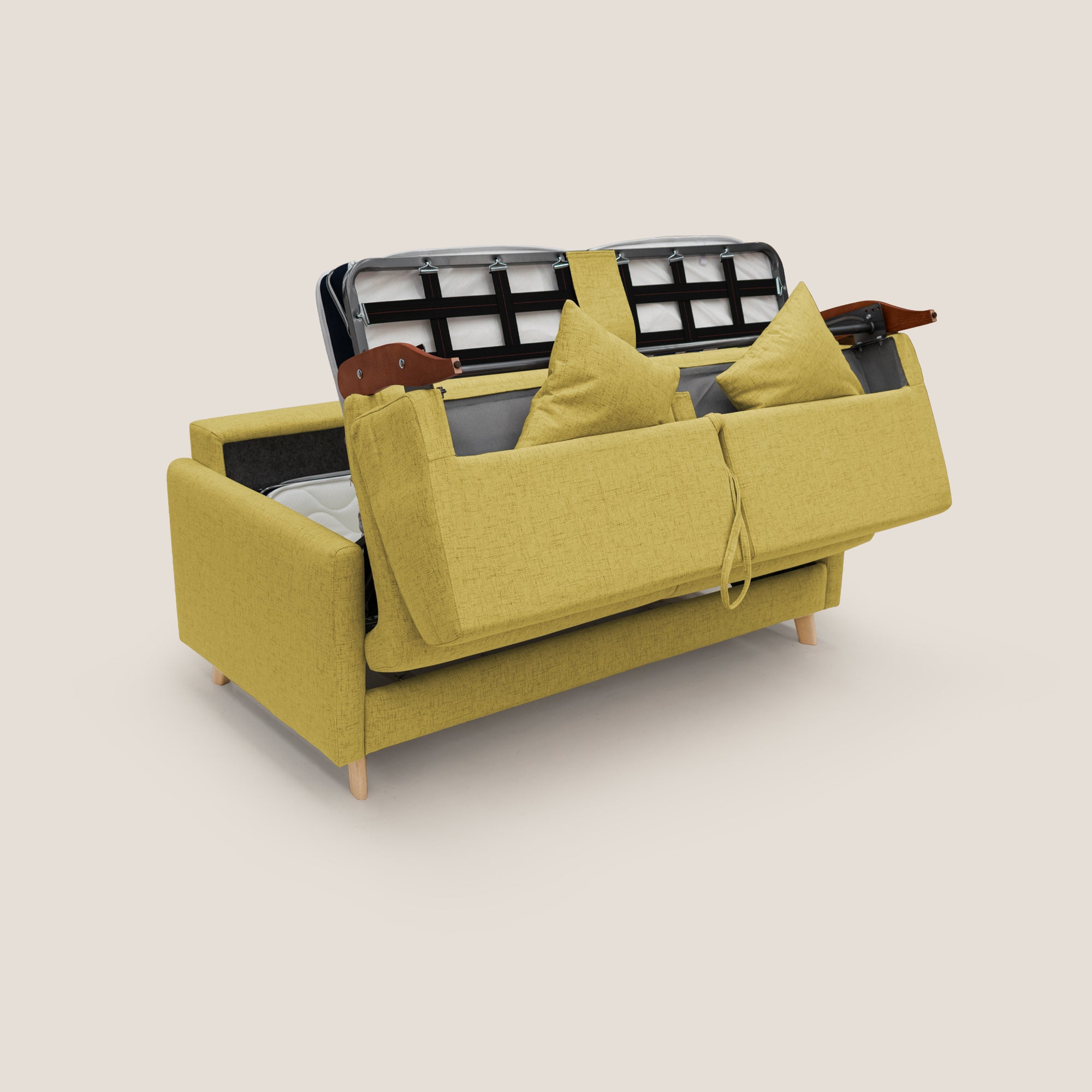 Il divano letto Edgar da 180 cm di Divani.Store è presentato semiaperto, con un vano contenitore sotto la seduta. Questo divano giallo senape, realizzato in tessuto impermeabile T03 GIALLO e made in Italy, include due cuscini coordinati e poggia su gambe in legno chiaro su uno sfondo bianco sporco.